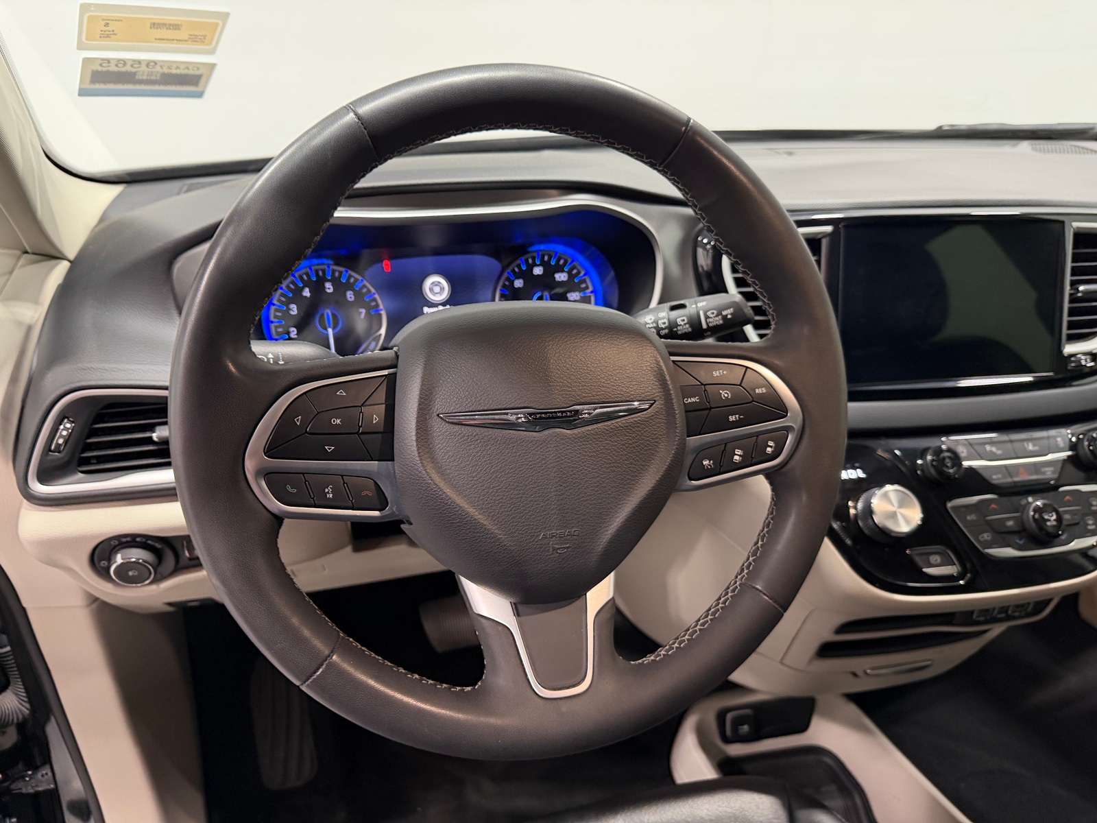 Thumbnail: 2023 Chrysler Pacifica - 4