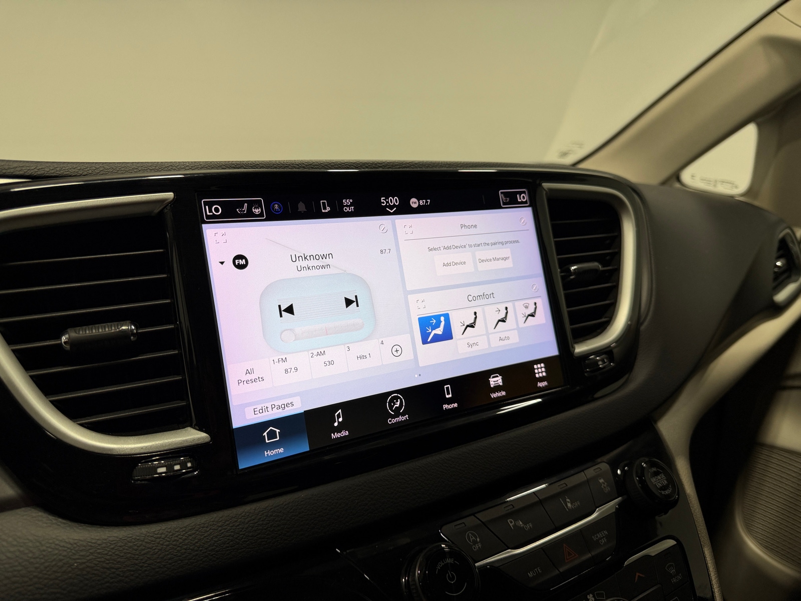 Thumbnail: 2023 Chrysler Pacifica - 3