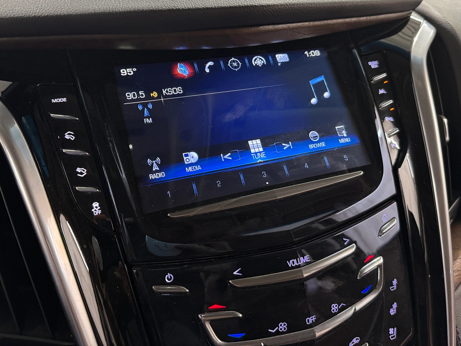 Thumbnail: 2020 Cadillac Escalade - 3