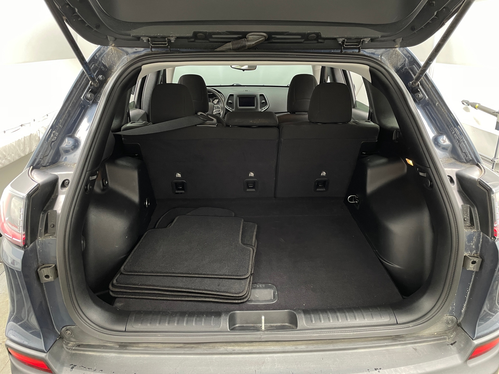 Thumbnail: 2021 Jeep Cherokee - 7