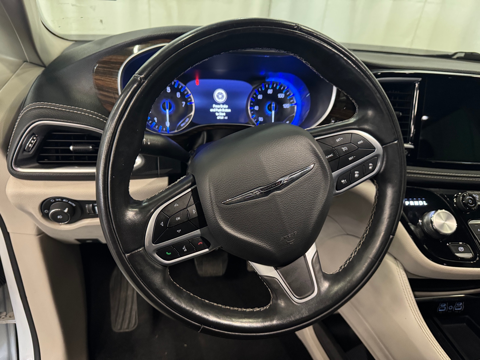 Thumbnail: 2022 Chrysler Pacifica - 4
