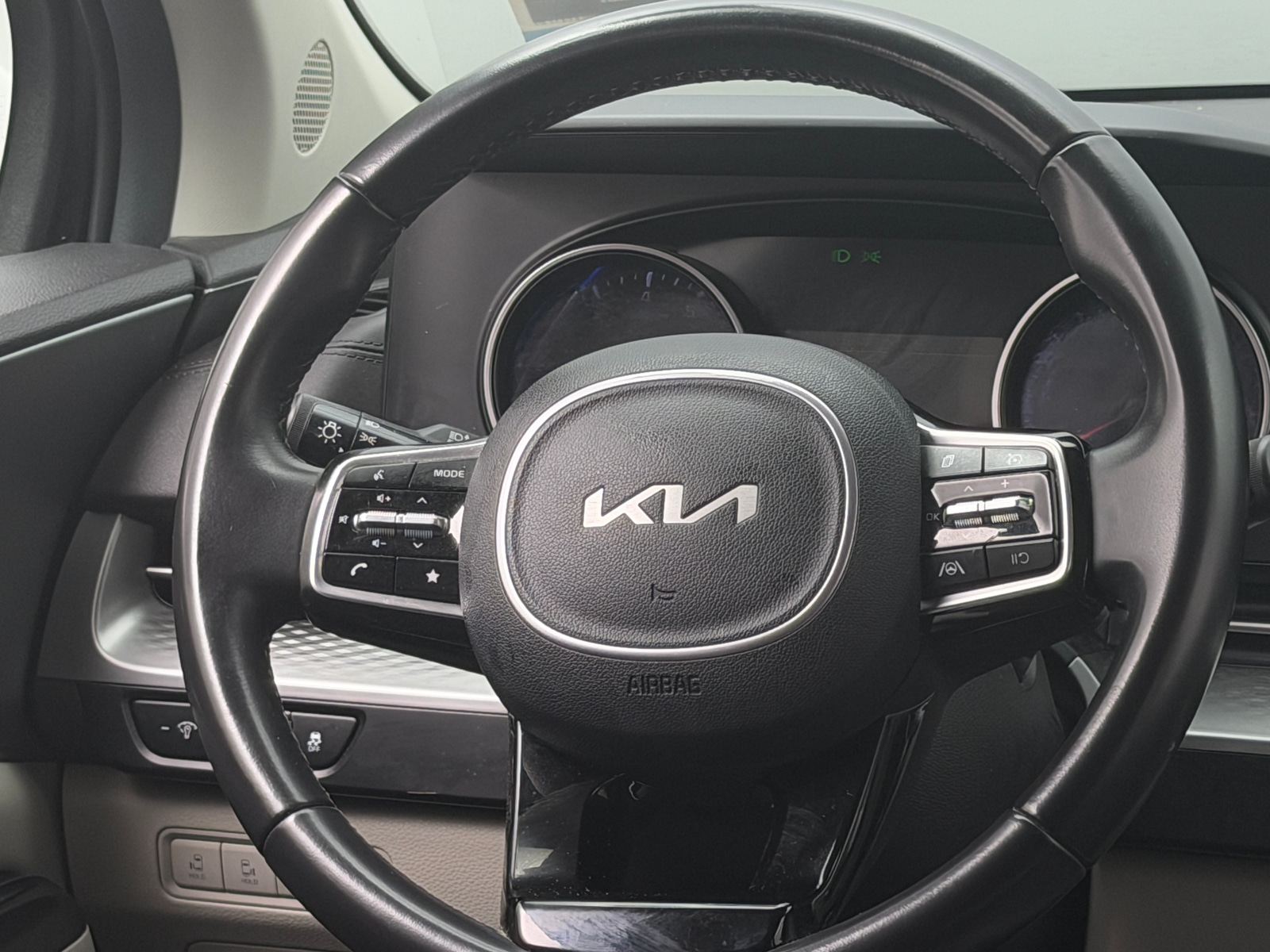 Thumbnail: 2023 Kia Carnival - 4