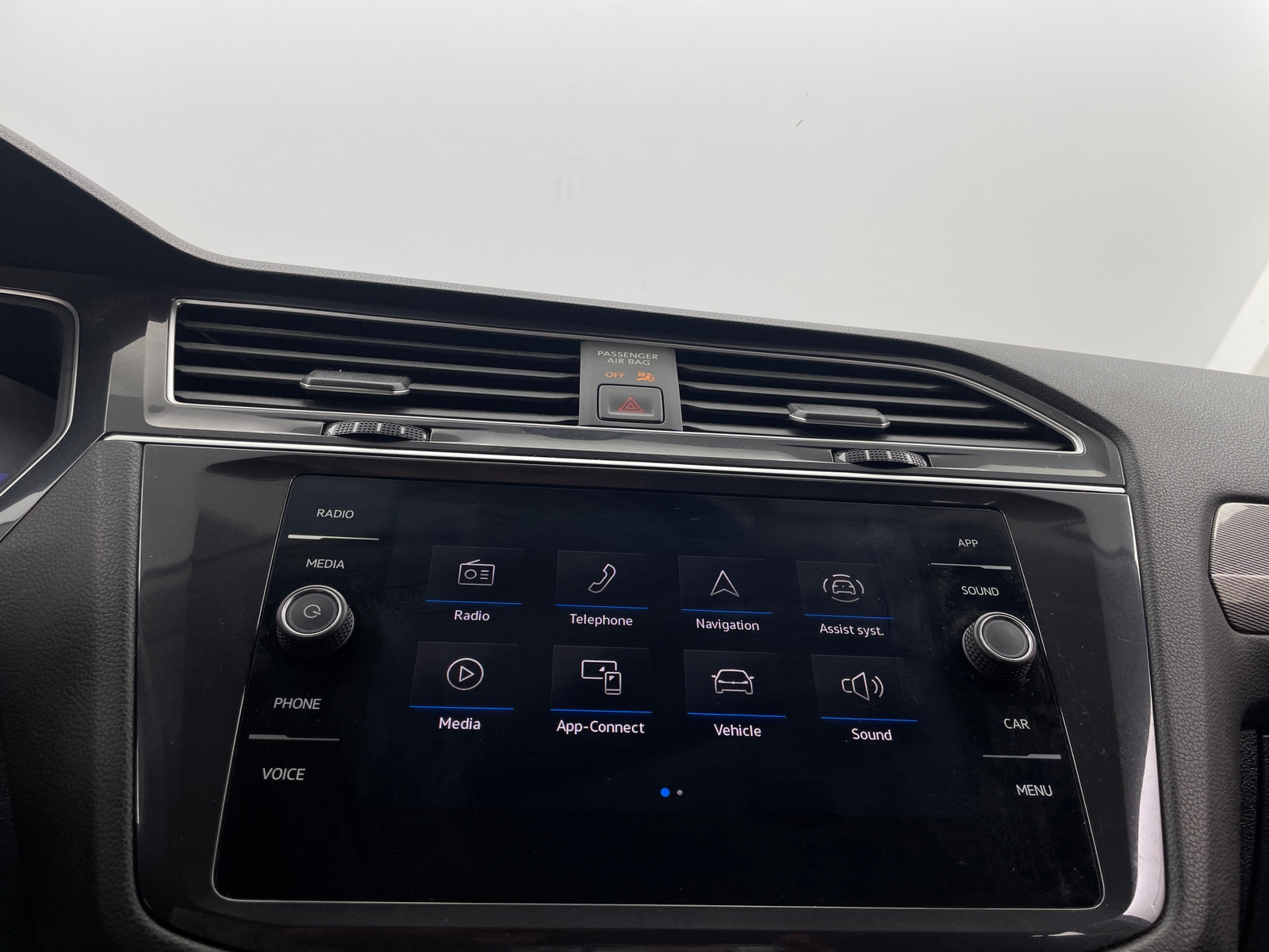 Thumbnail: 2023 Volkswagen Tiguan - 4