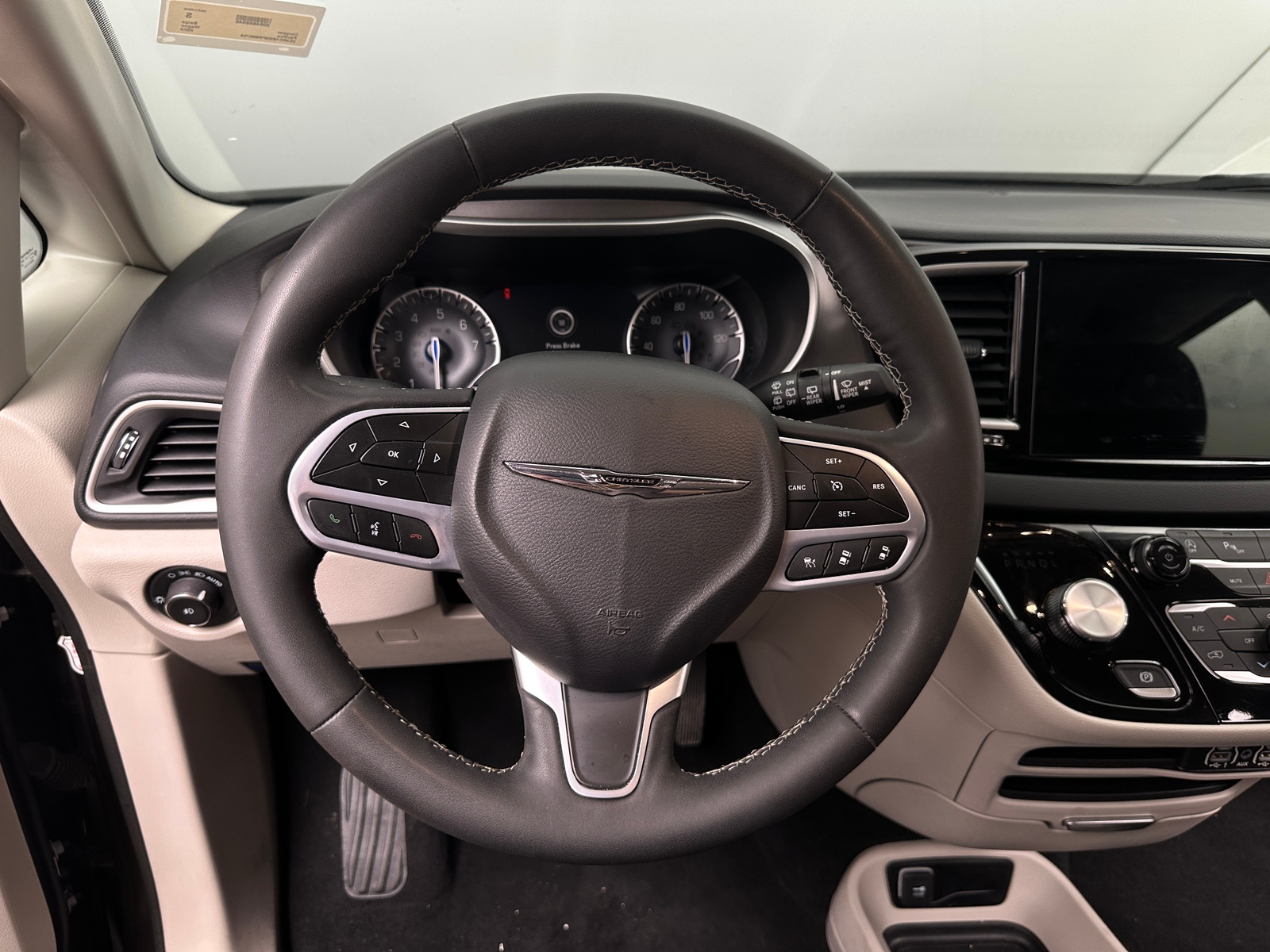 Thumbnail: 2023 Chrysler Pacifica - 4