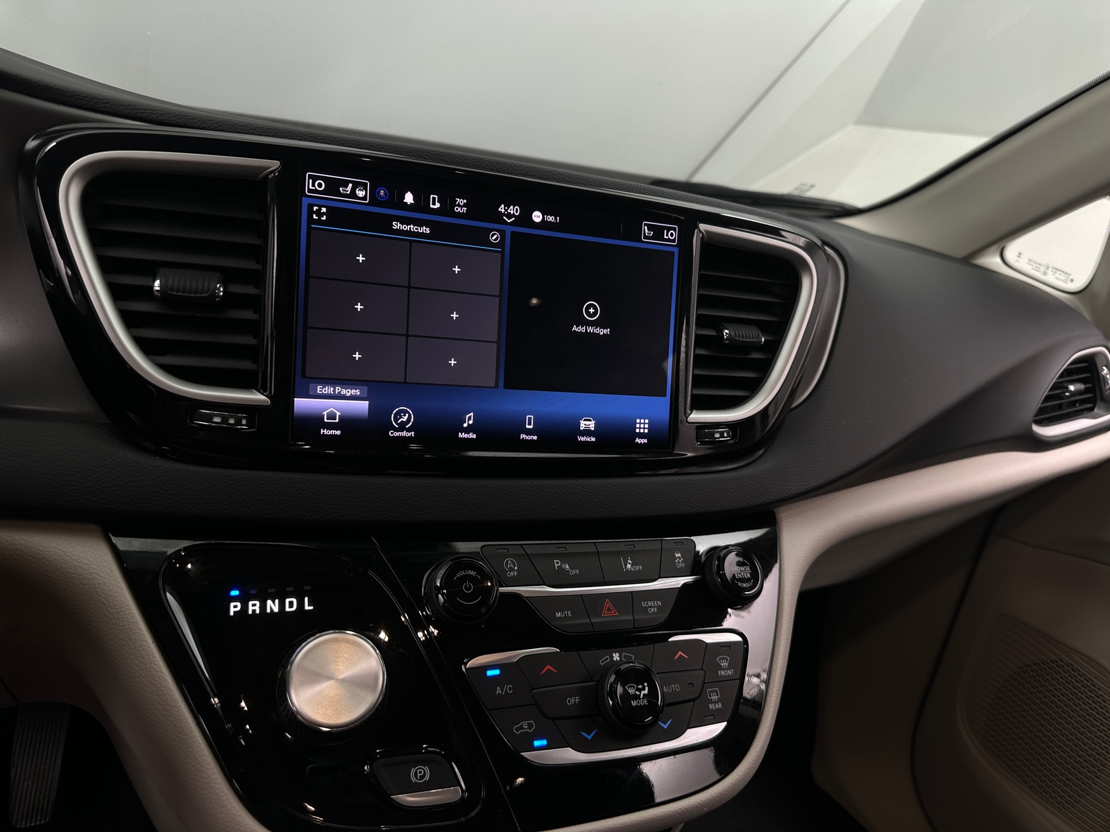 Thumbnail: 2023 Chrysler Pacifica - 3