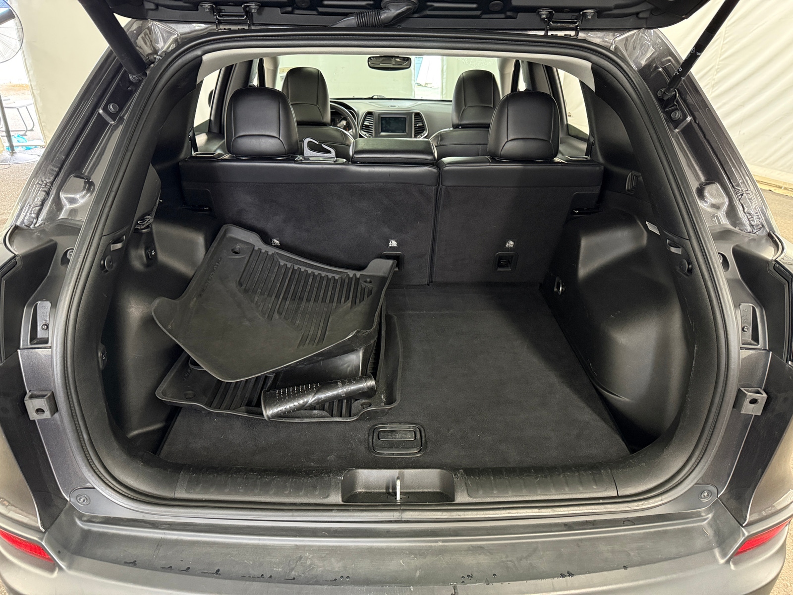Thumbnail: 2019 Jeep Cherokee - 7