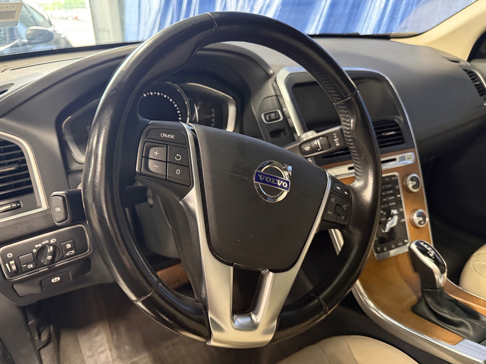 Thumbnail: 2017 Volvo XC60 - 4