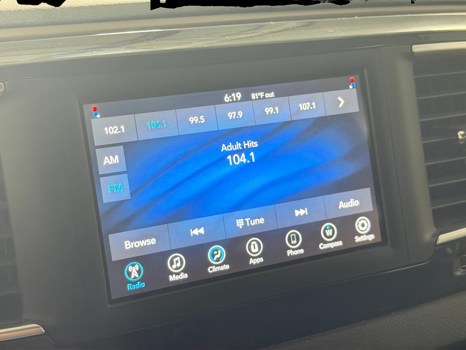 Thumbnail: 2020 Chrysler Voyager - 4