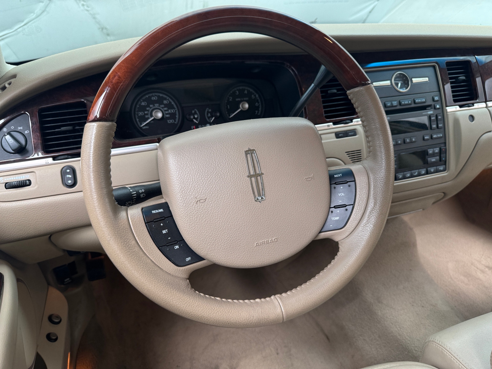 Thumbnail: 2010 Lincoln Town Car - 4