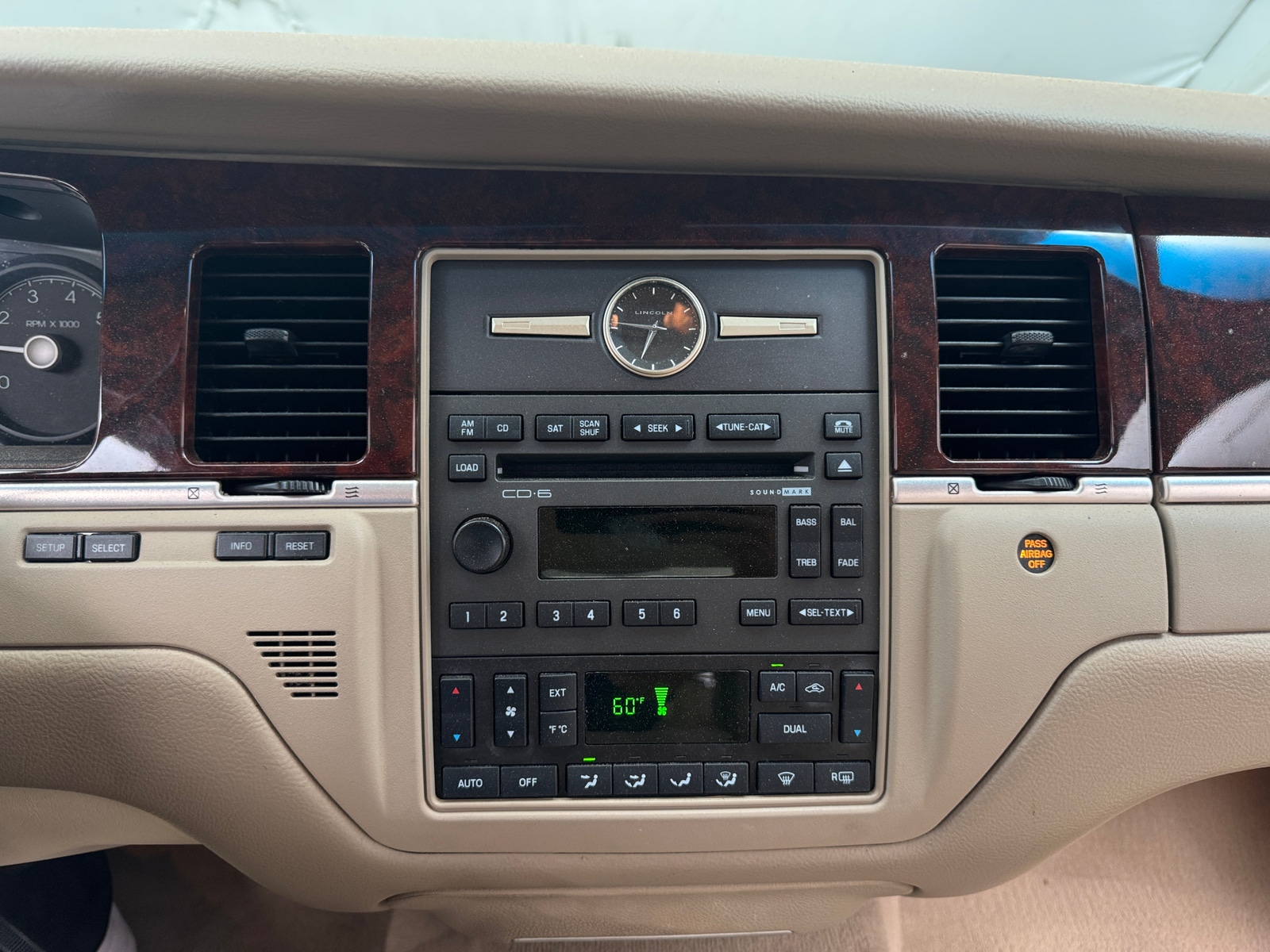 Thumbnail: 2010 Lincoln Town Car - 3