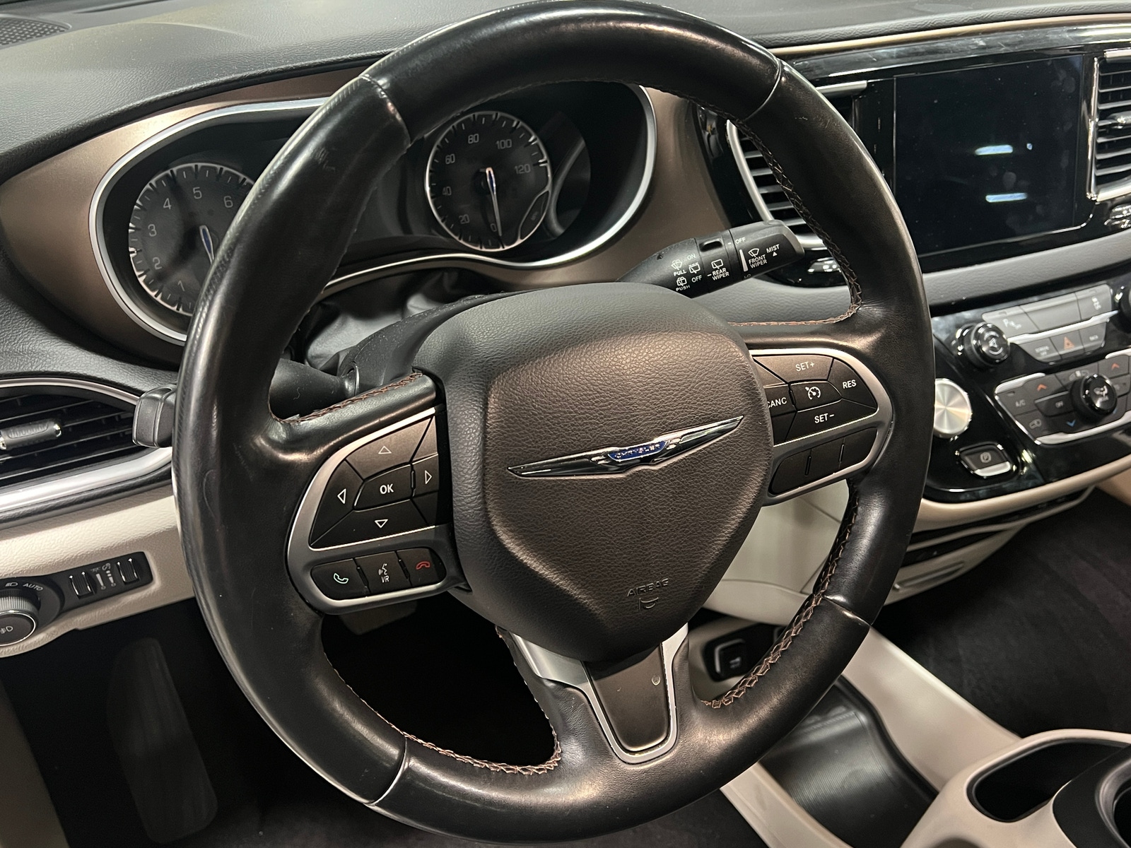 Thumbnail: 2017 Chrysler Pacifica - 4