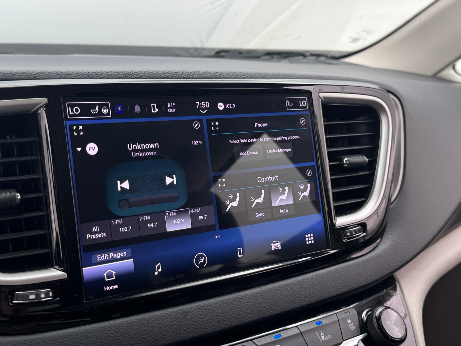 Thumbnail: 2023 Chrysler Pacifica - 3