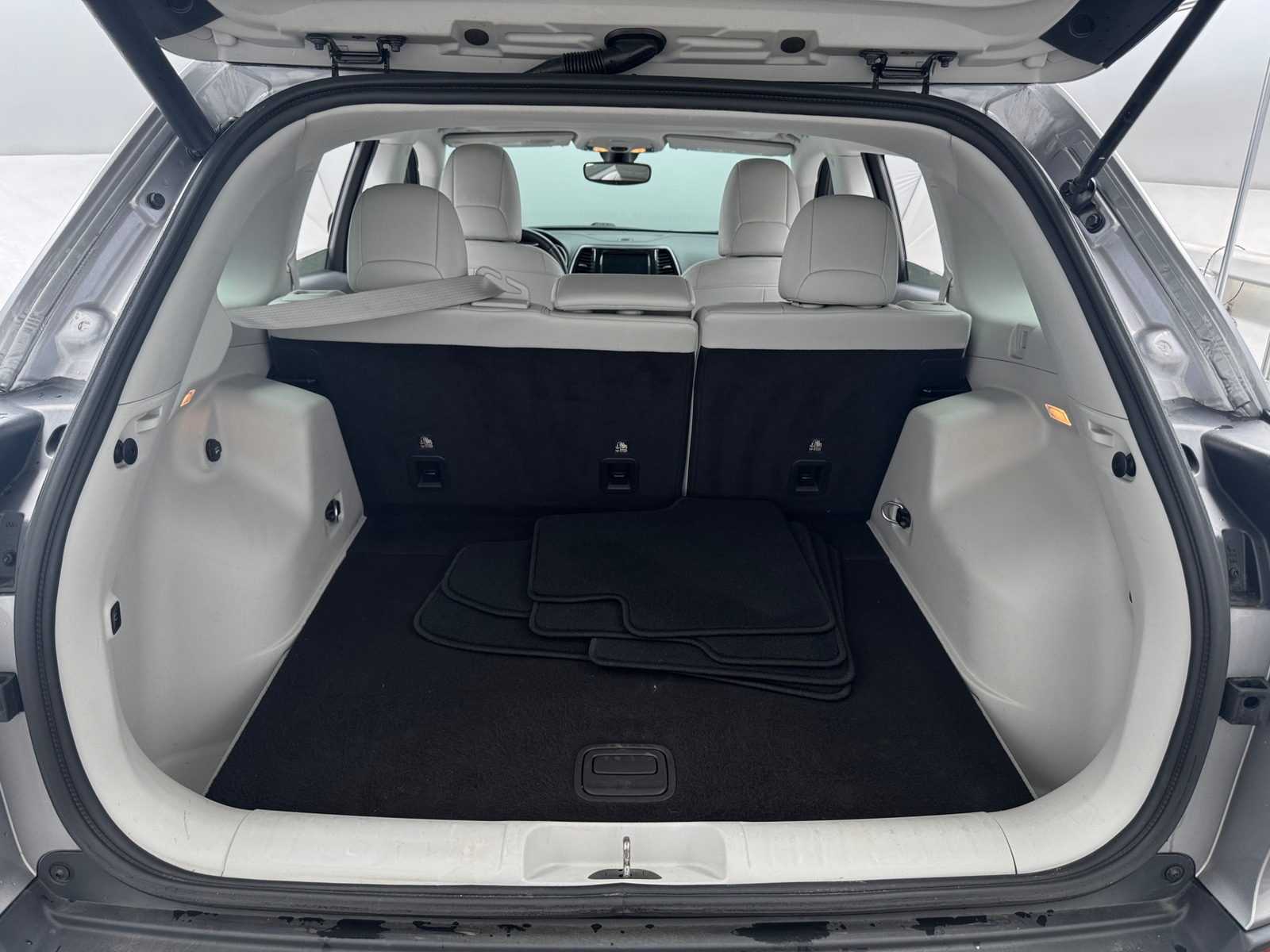 Thumbnail: 2019 Jeep Cherokee - 6