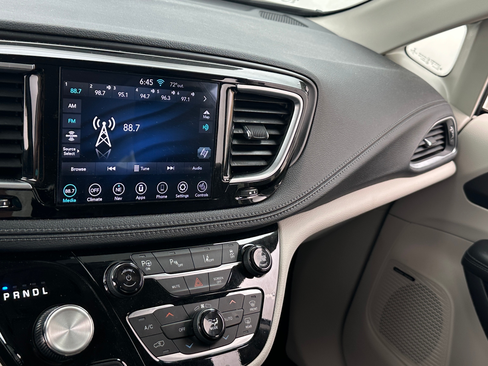 Thumbnail: 2020 Chrysler Pacifica - 3