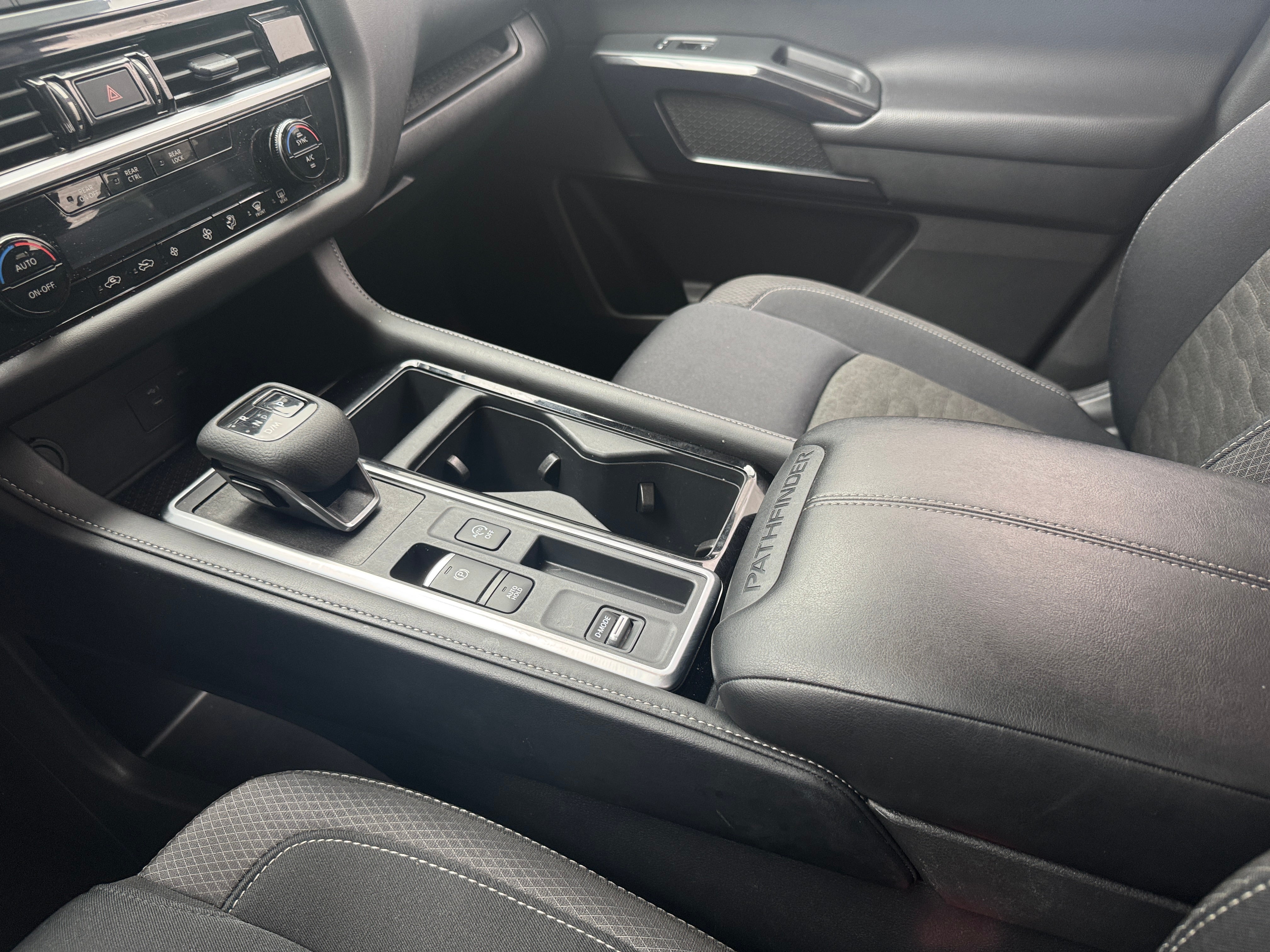 2025 Nissan Pathfinder SV - Photo 6