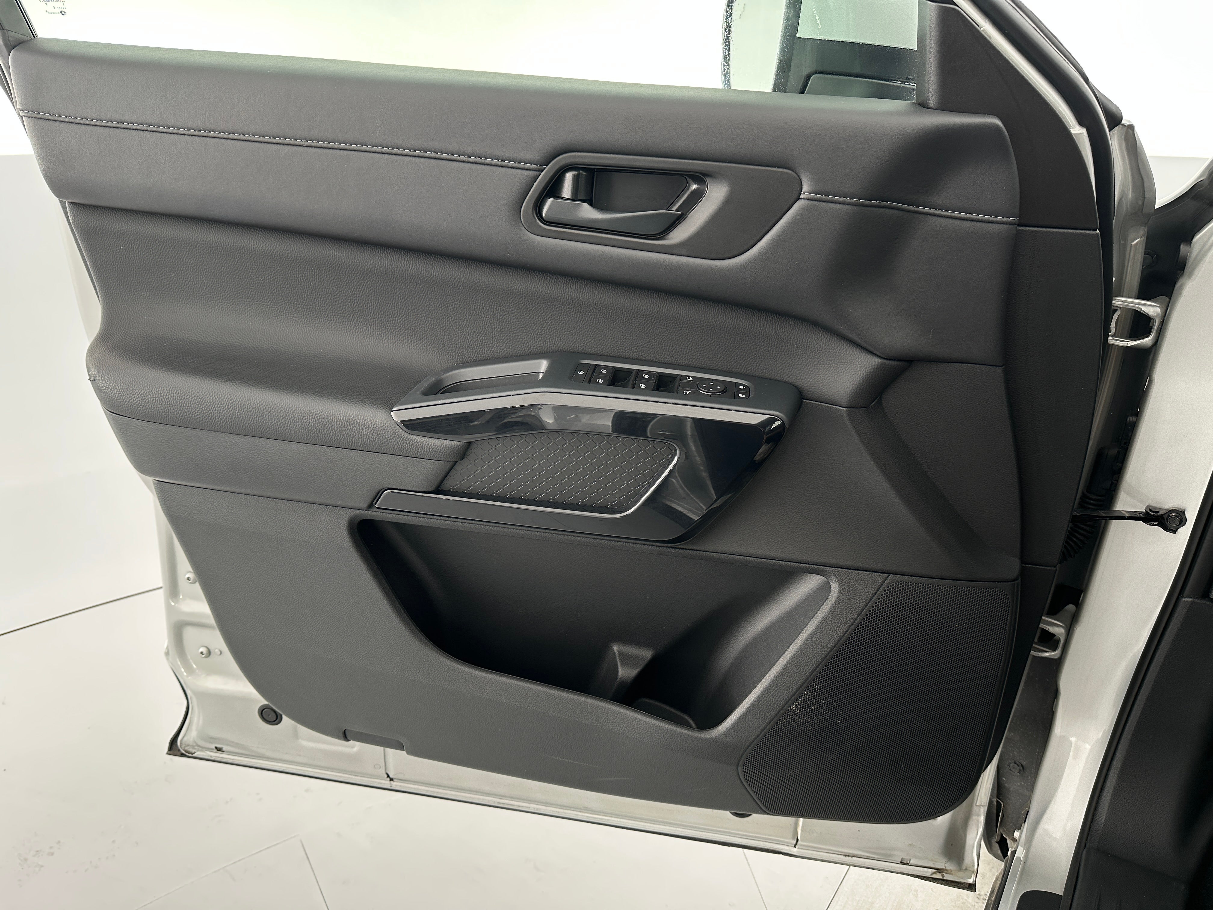2025 Nissan Pathfinder SV - Photo 9
