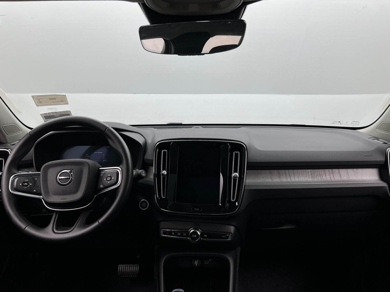 Thumbnail: 2026 Volvo XC40 - 2