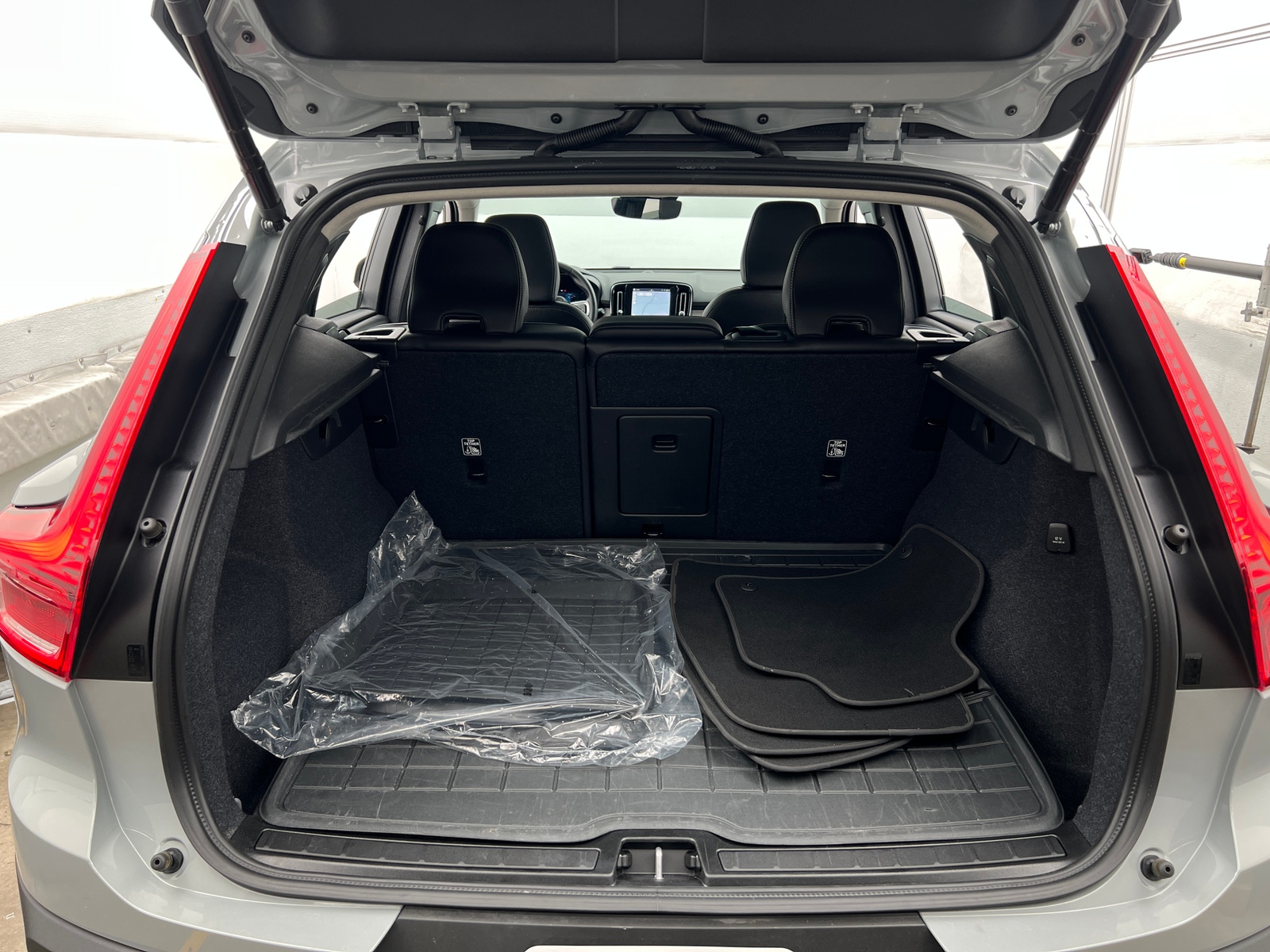 Thumbnail: 2026 Volvo XC40 - 6