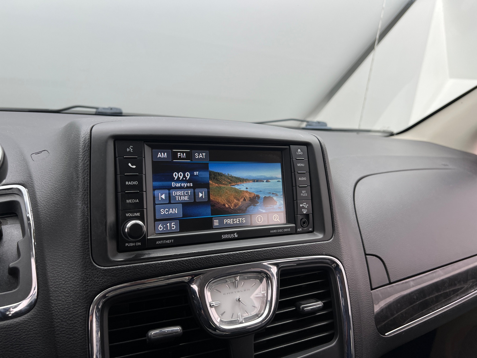 Thumbnail: 2015 Chrysler Town & Country - 3