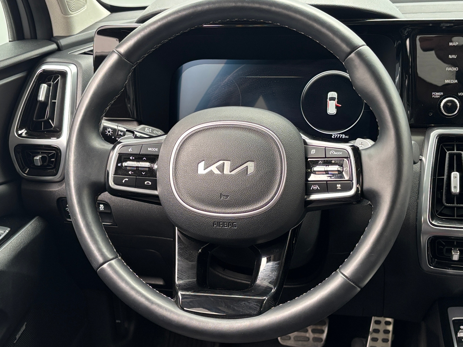 Thumbnail: 2023 Kia Sorento - 4