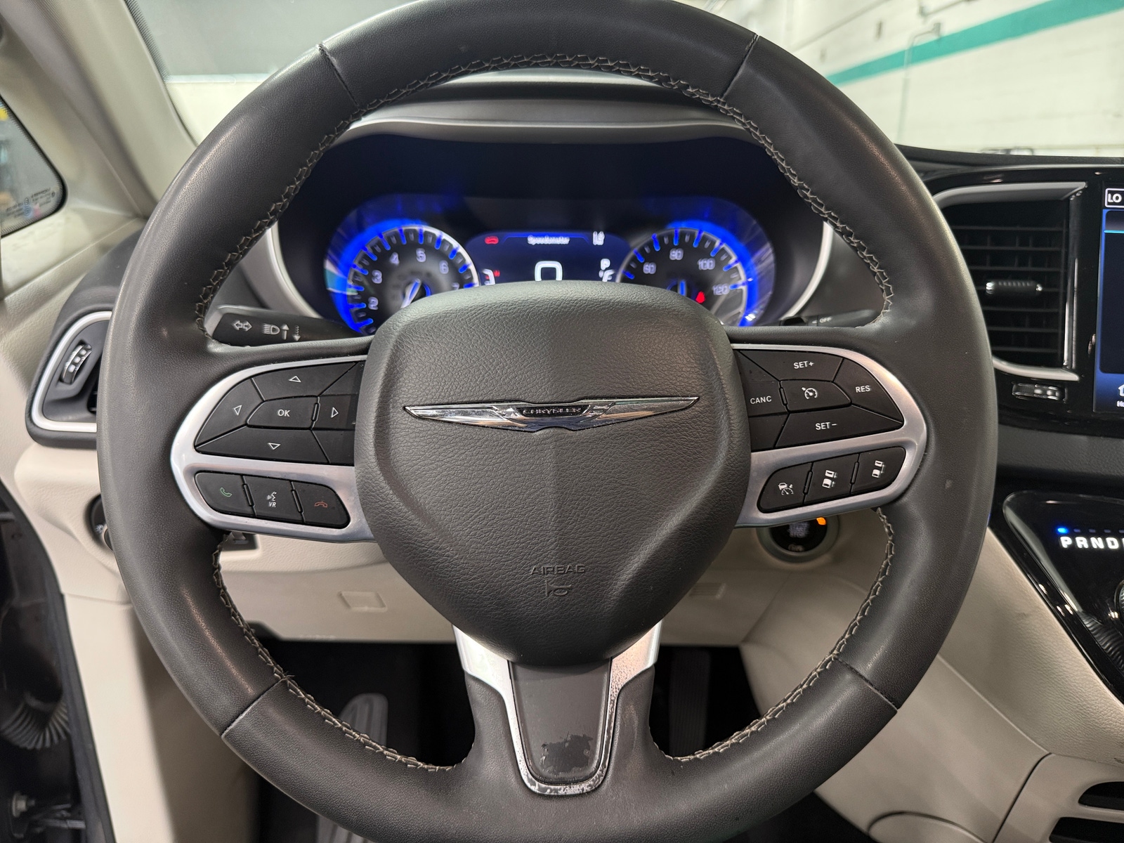 Thumbnail: 2023 Chrysler Pacifica - 4