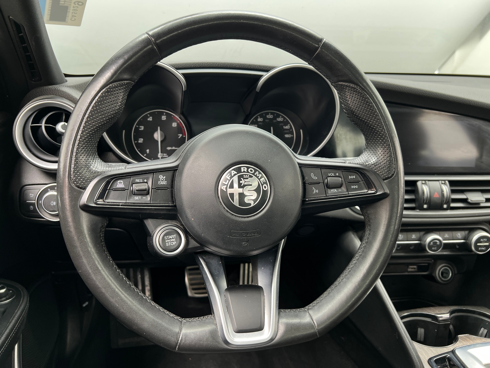 Thumbnail: 2022 Alfa Romeo Giulia - 4