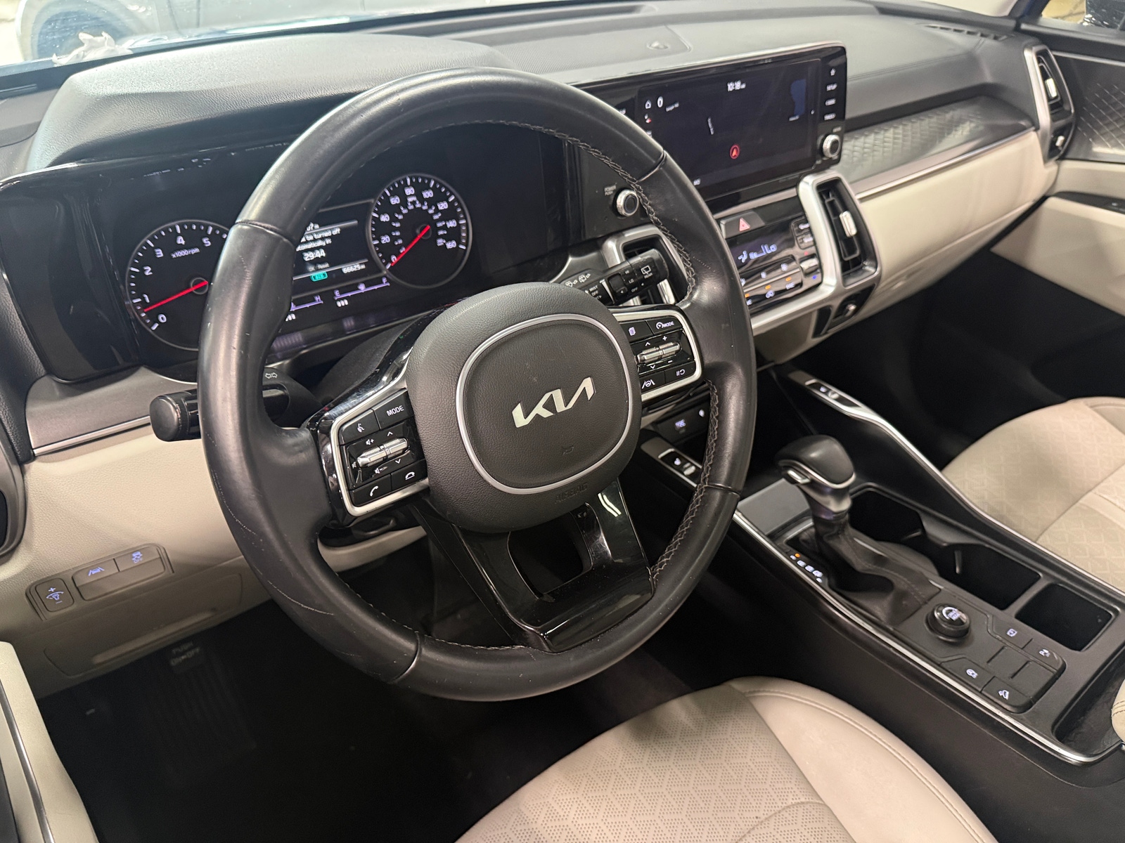 Thumbnail: 2023 Kia Sorento - 4