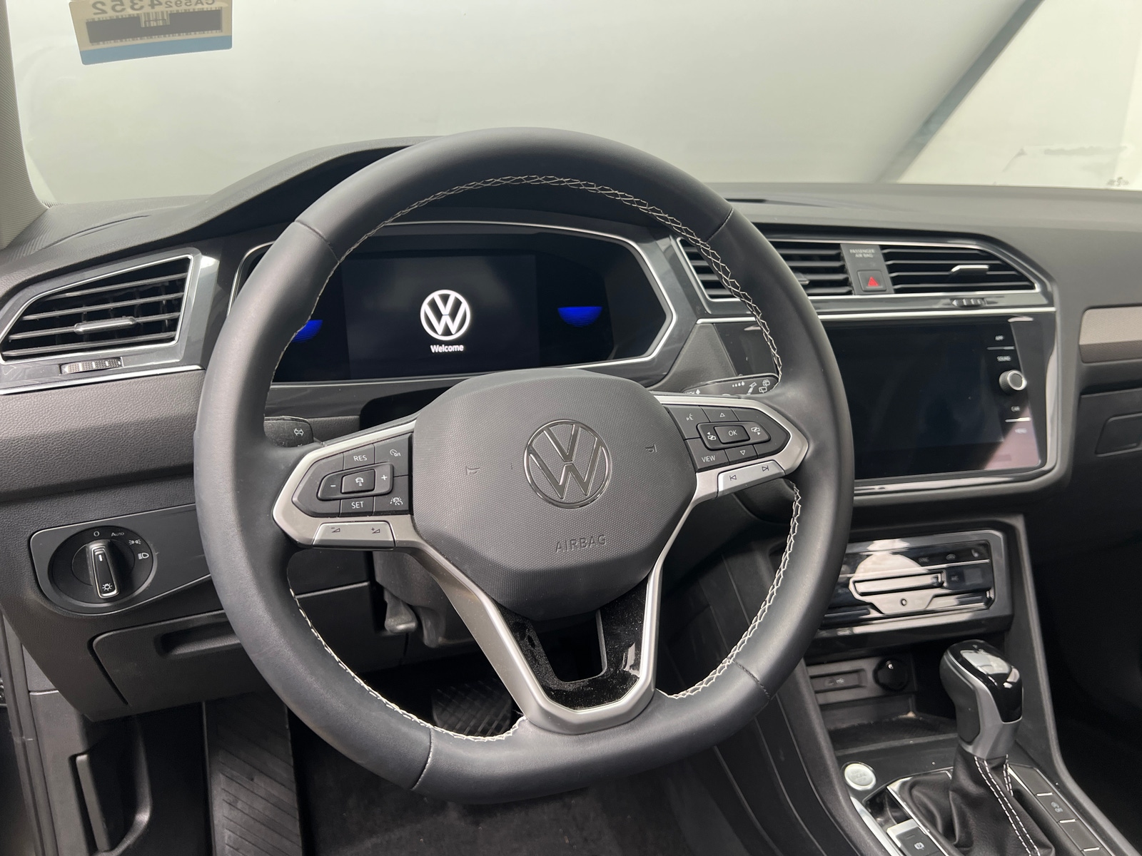 Thumbnail: 2023 Volkswagen Tiguan - 4