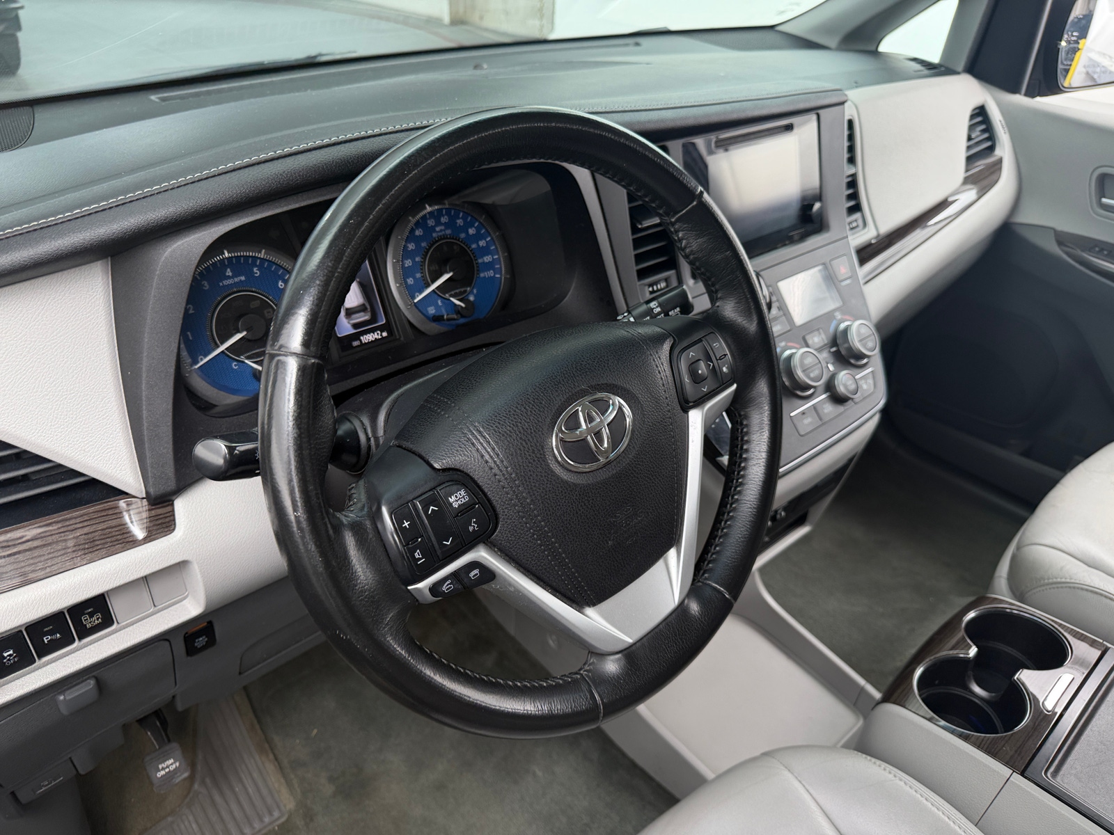 Thumbnail: 2016 Toyota Sienna - 4