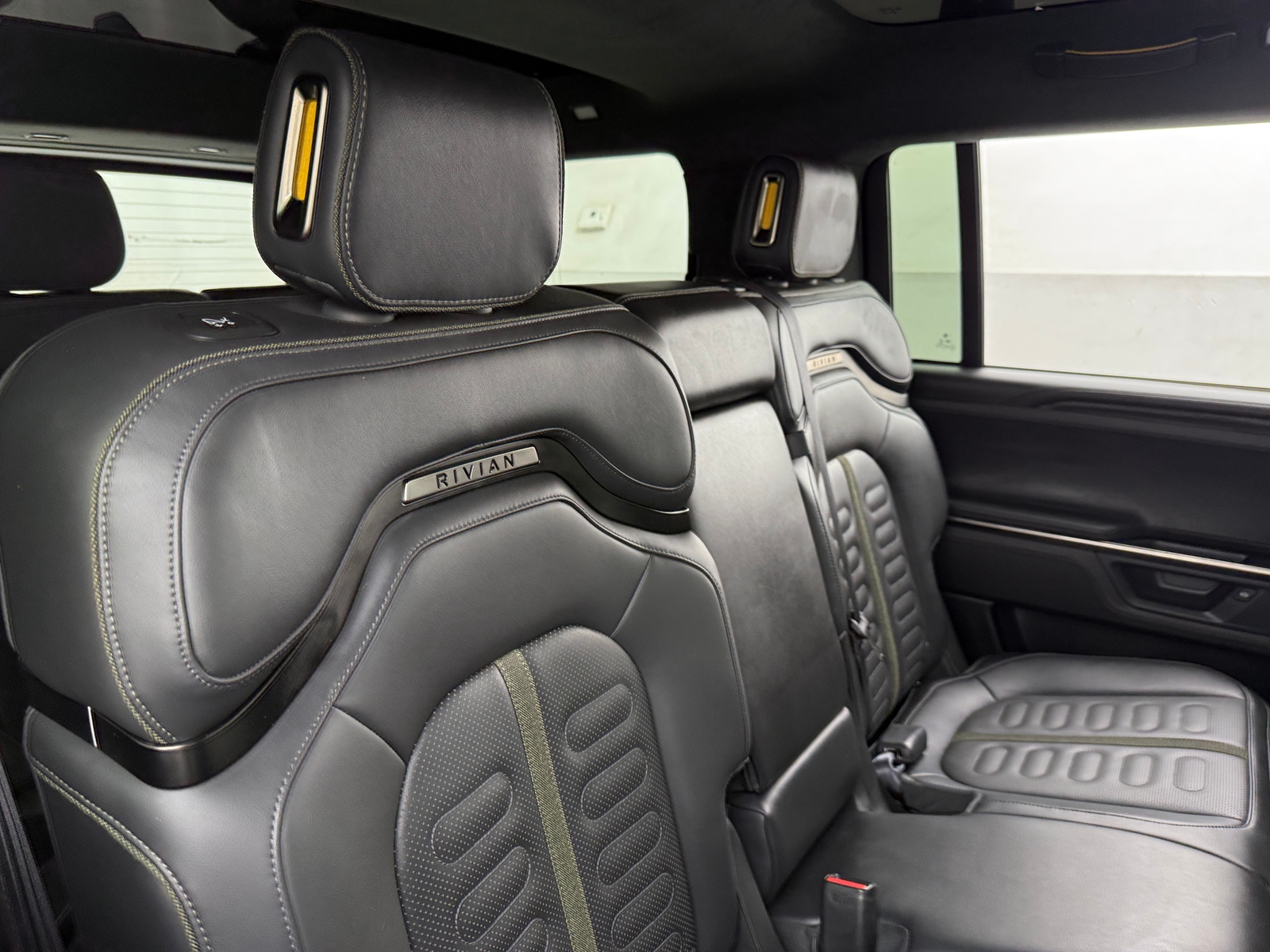 Thumbnail: 2025 Rivian R1S - 5