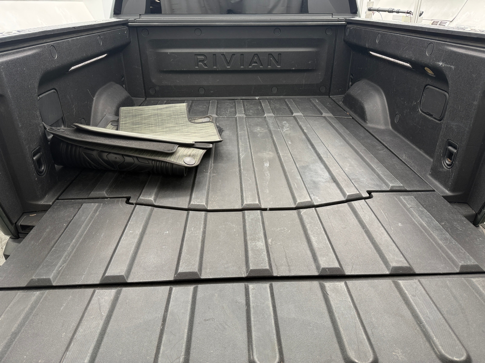 Thumbnail: 2024 Rivian R1T - 6