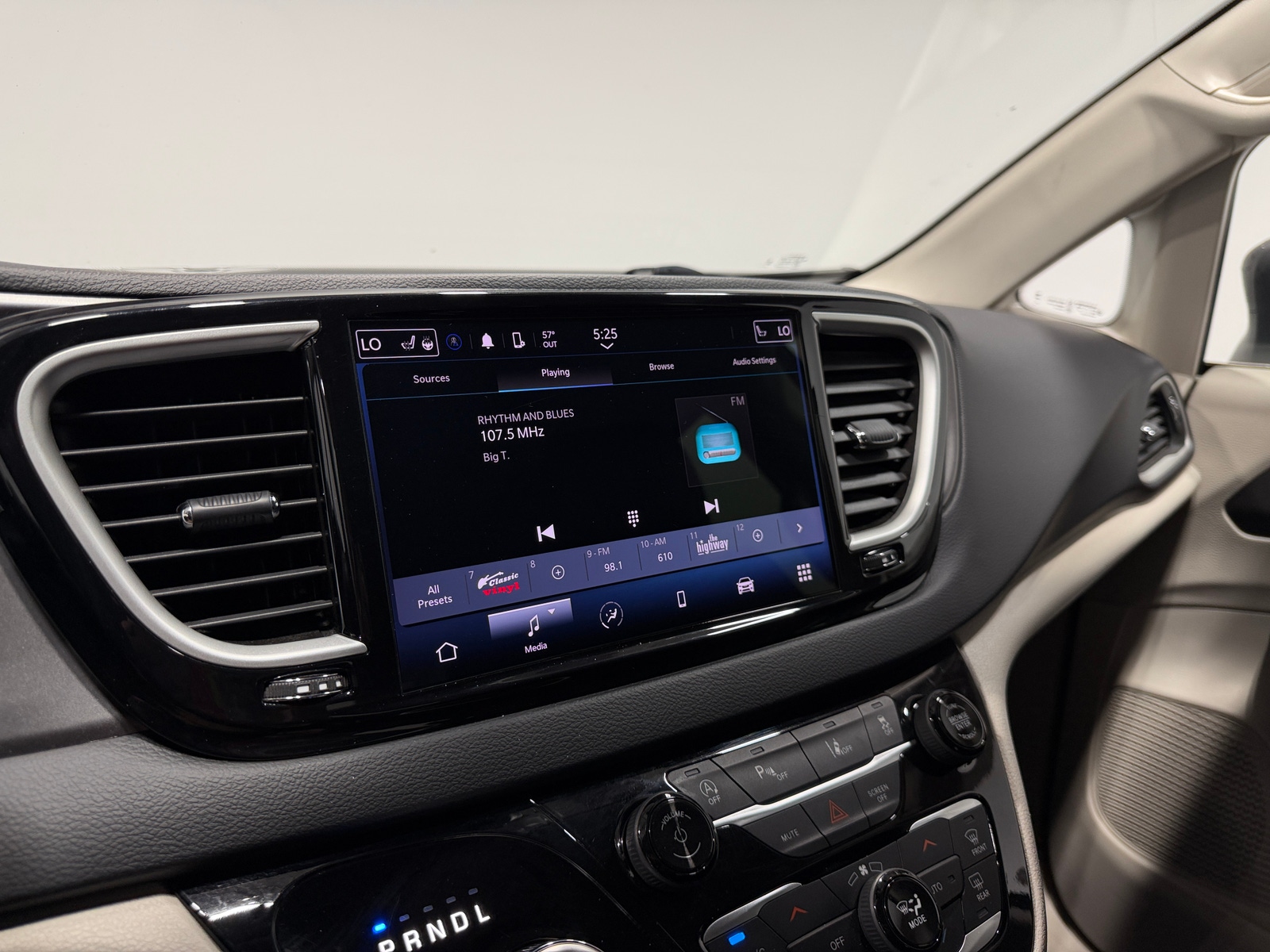 Thumbnail: 2023 Chrysler Pacifica - 3