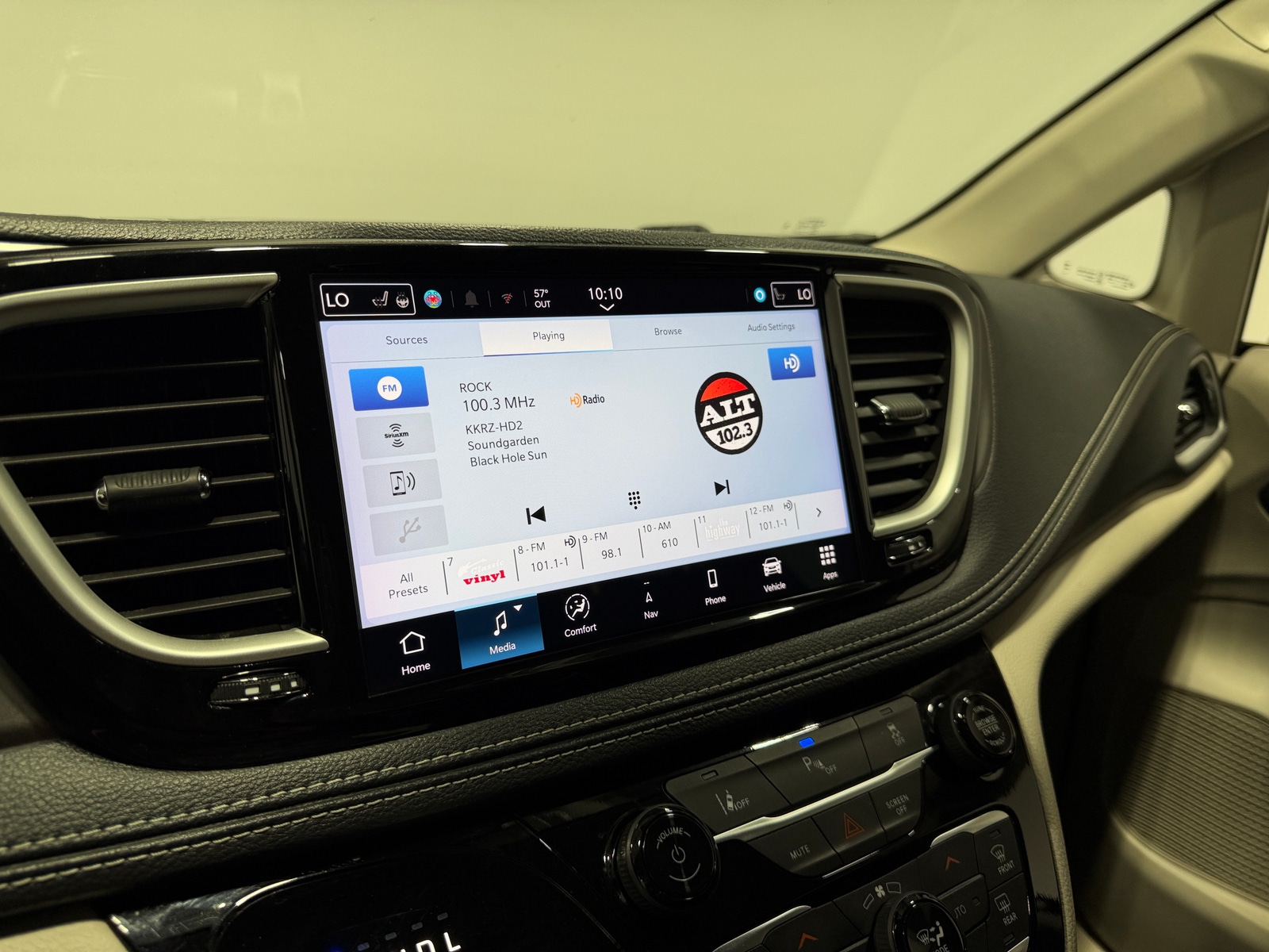 Thumbnail: 2024 Chrysler Pacifica - 3