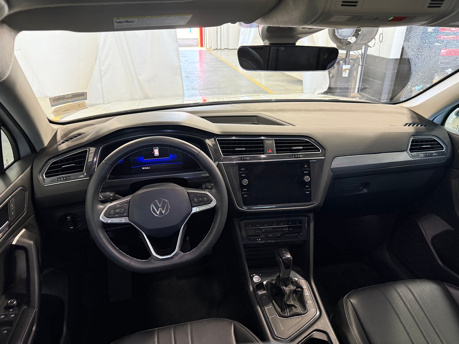 Thumbnail: 2023 Volkswagen Tiguan - 2