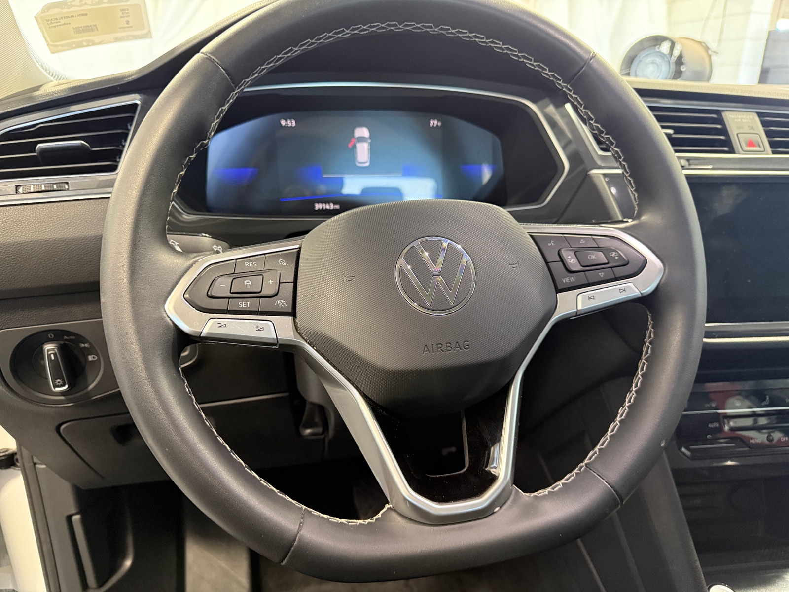Thumbnail: 2023 Volkswagen Tiguan - 4