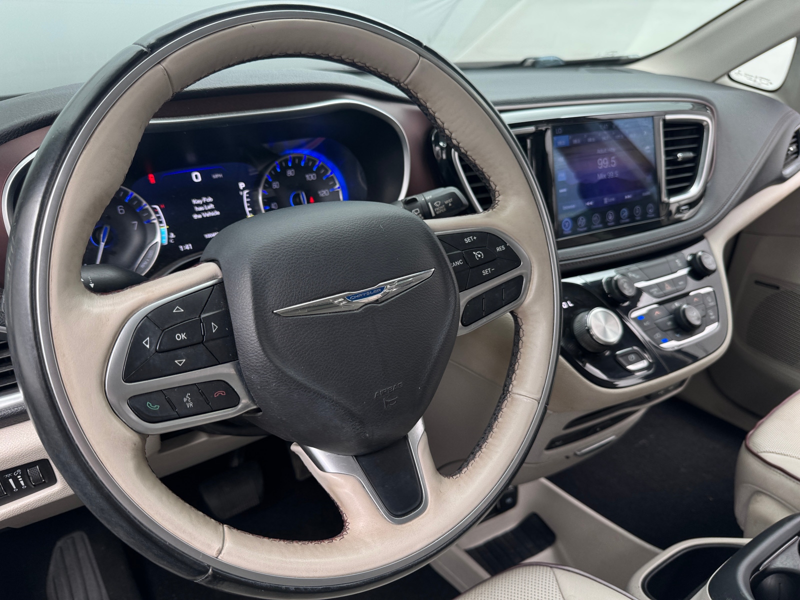Thumbnail: 2017 Chrysler Pacifica - 4