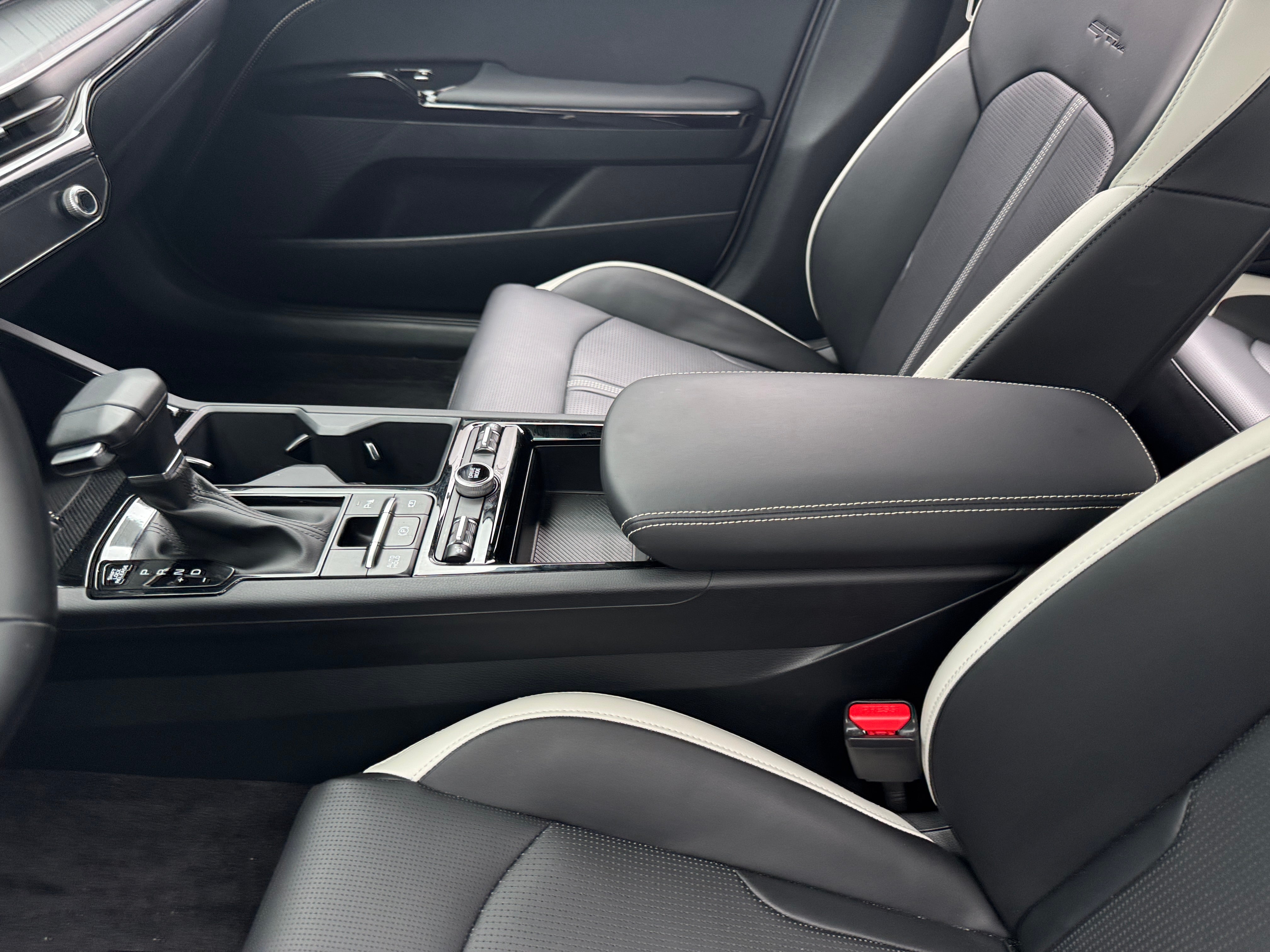 2025 Kia K5 GT-Line - Photo 5