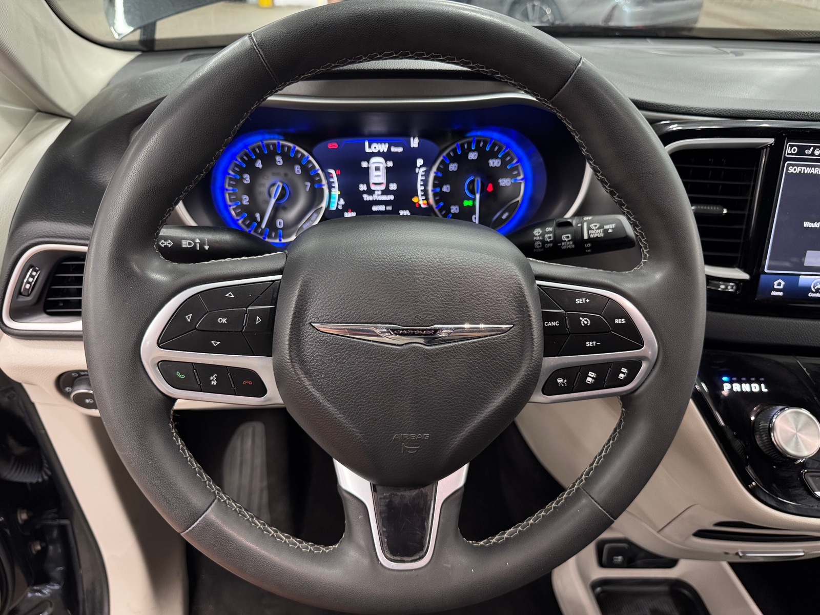 Thumbnail: 2023 Chrysler Pacifica - 4