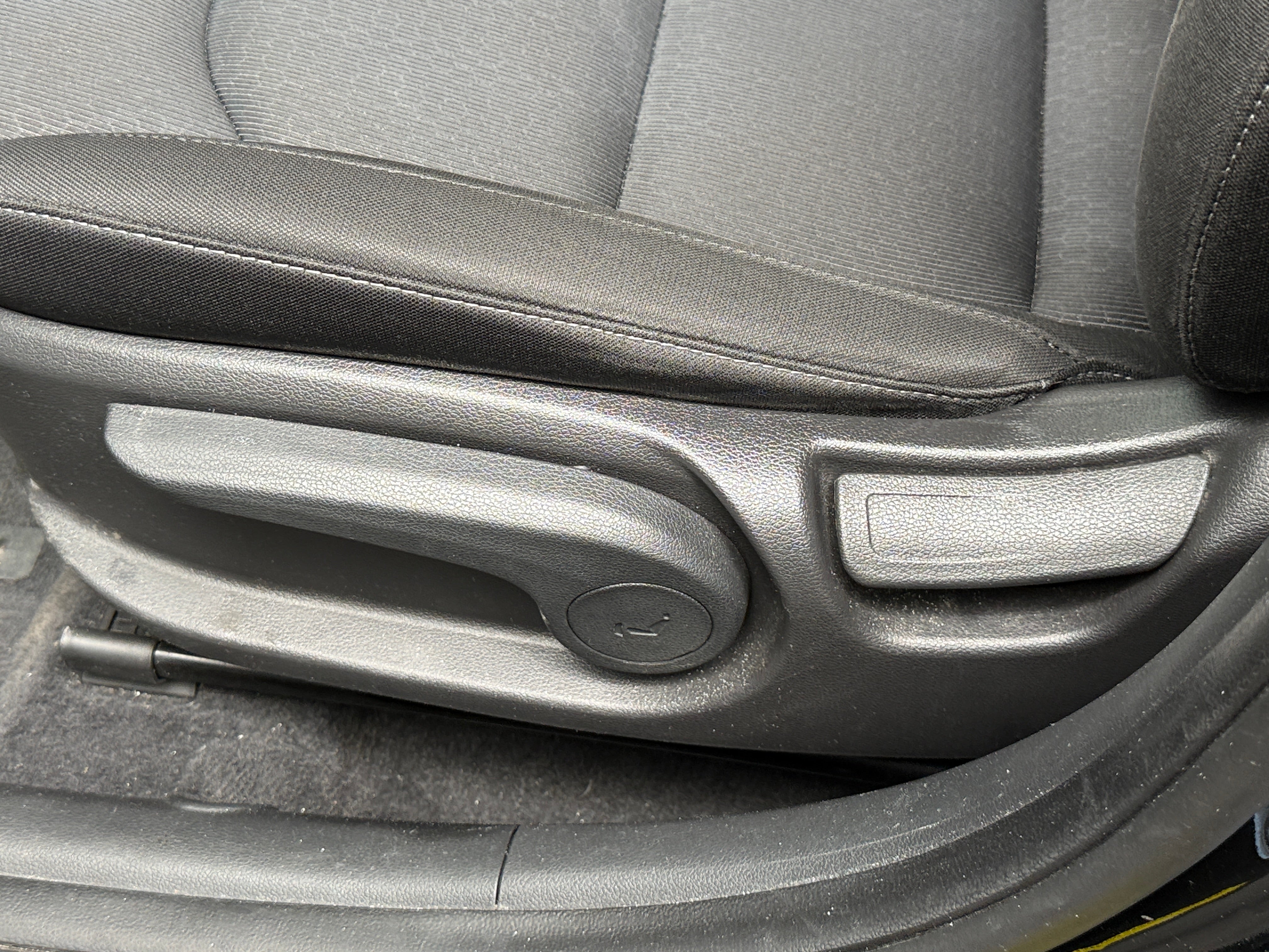 Used 2018 Hyundai Elantra SE with VIN KMHD74LF5JU475587 for sale in Pewaukee, WI