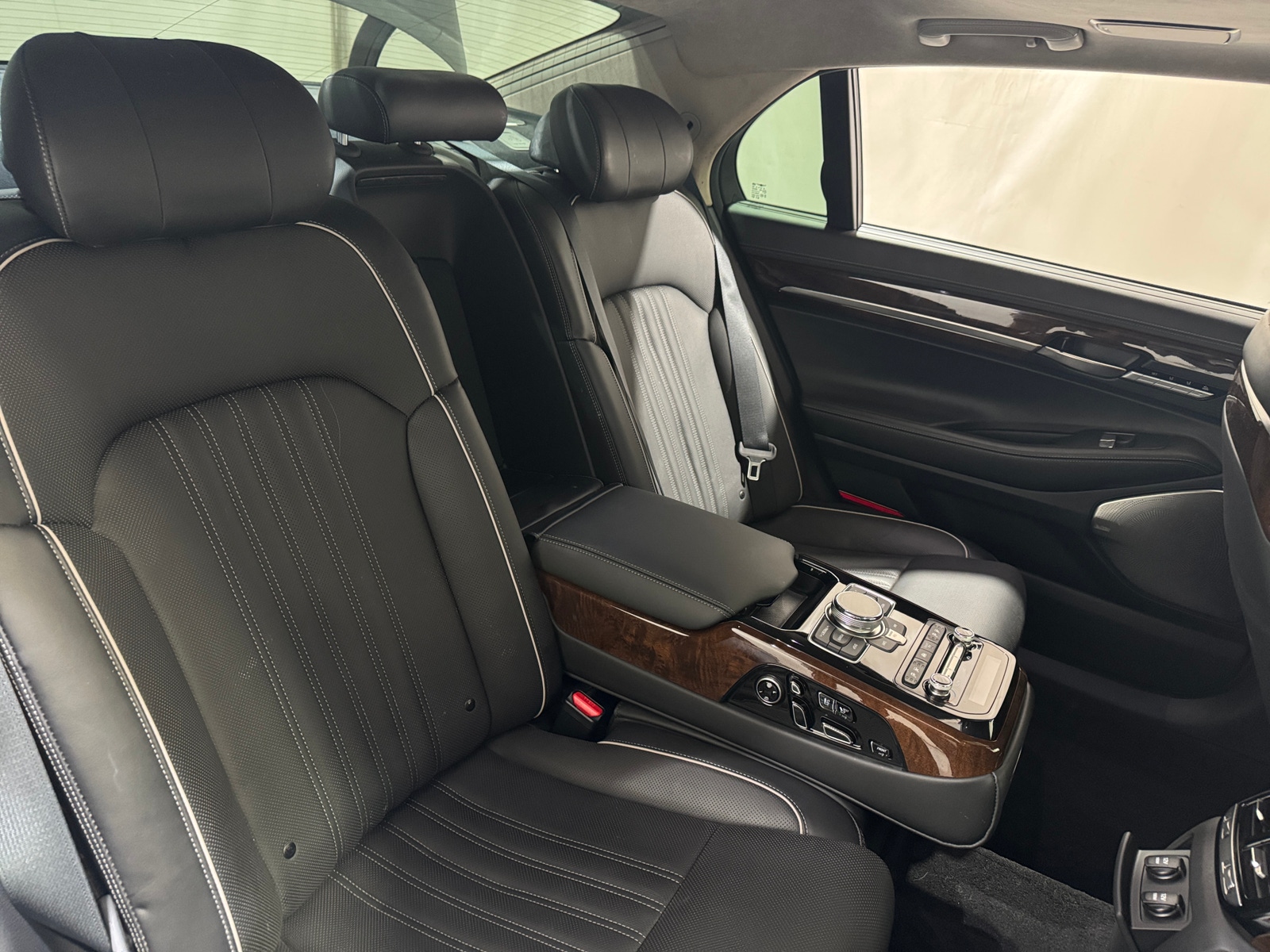 Thumbnail: 2017 Genesis G90 - 5