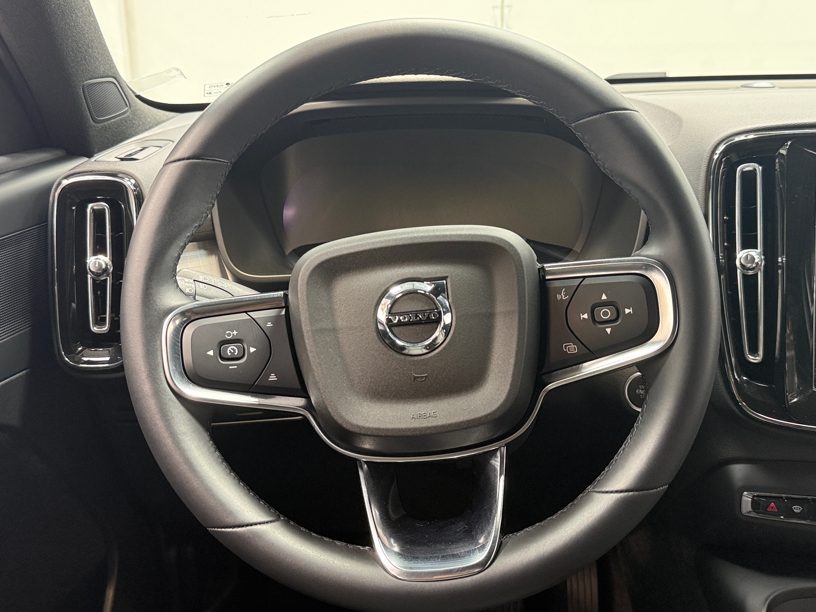 Thumbnail: 2024 Volvo XC40 - 5