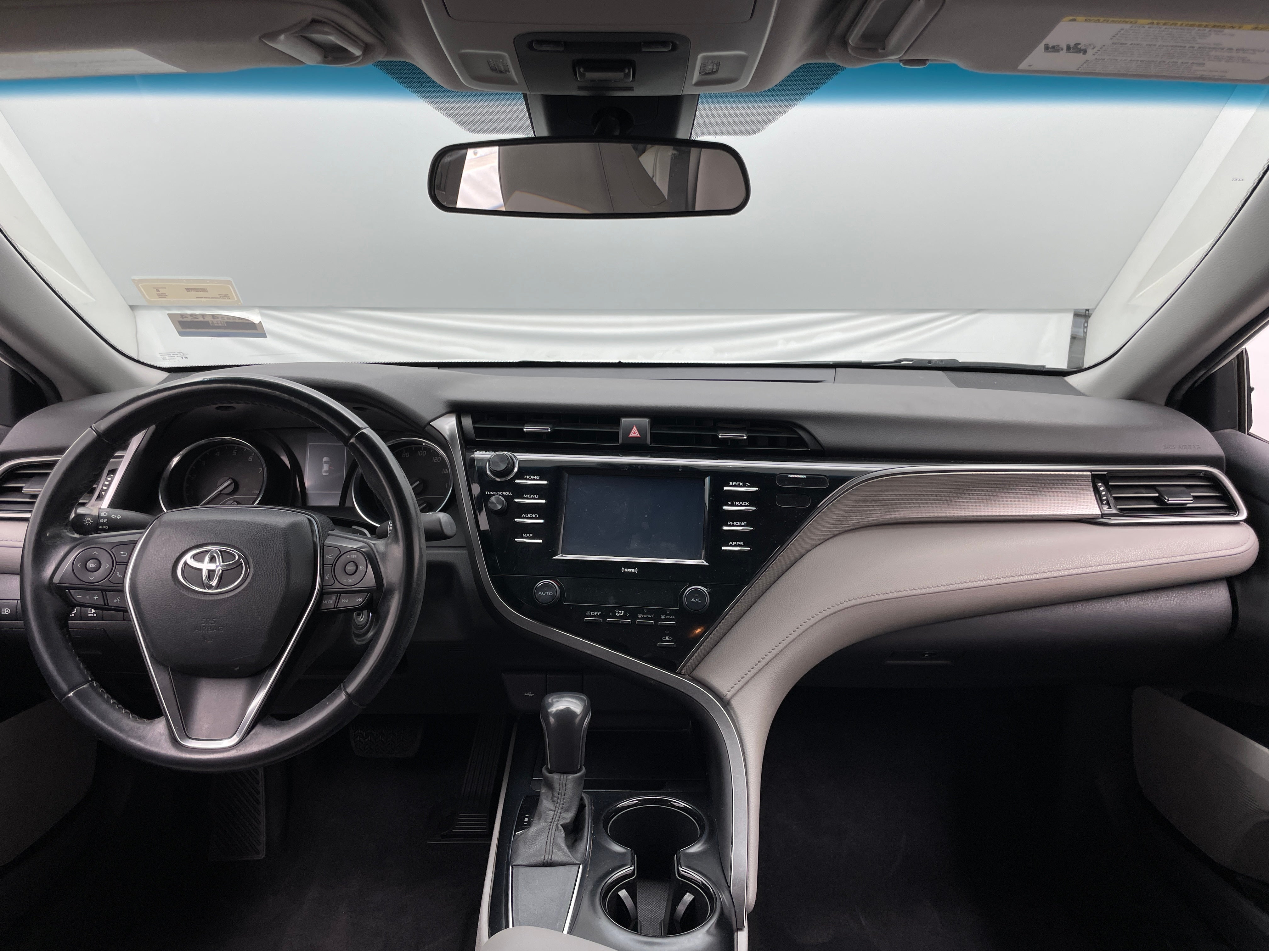 2020 Toyota Camry SE - Photo 10