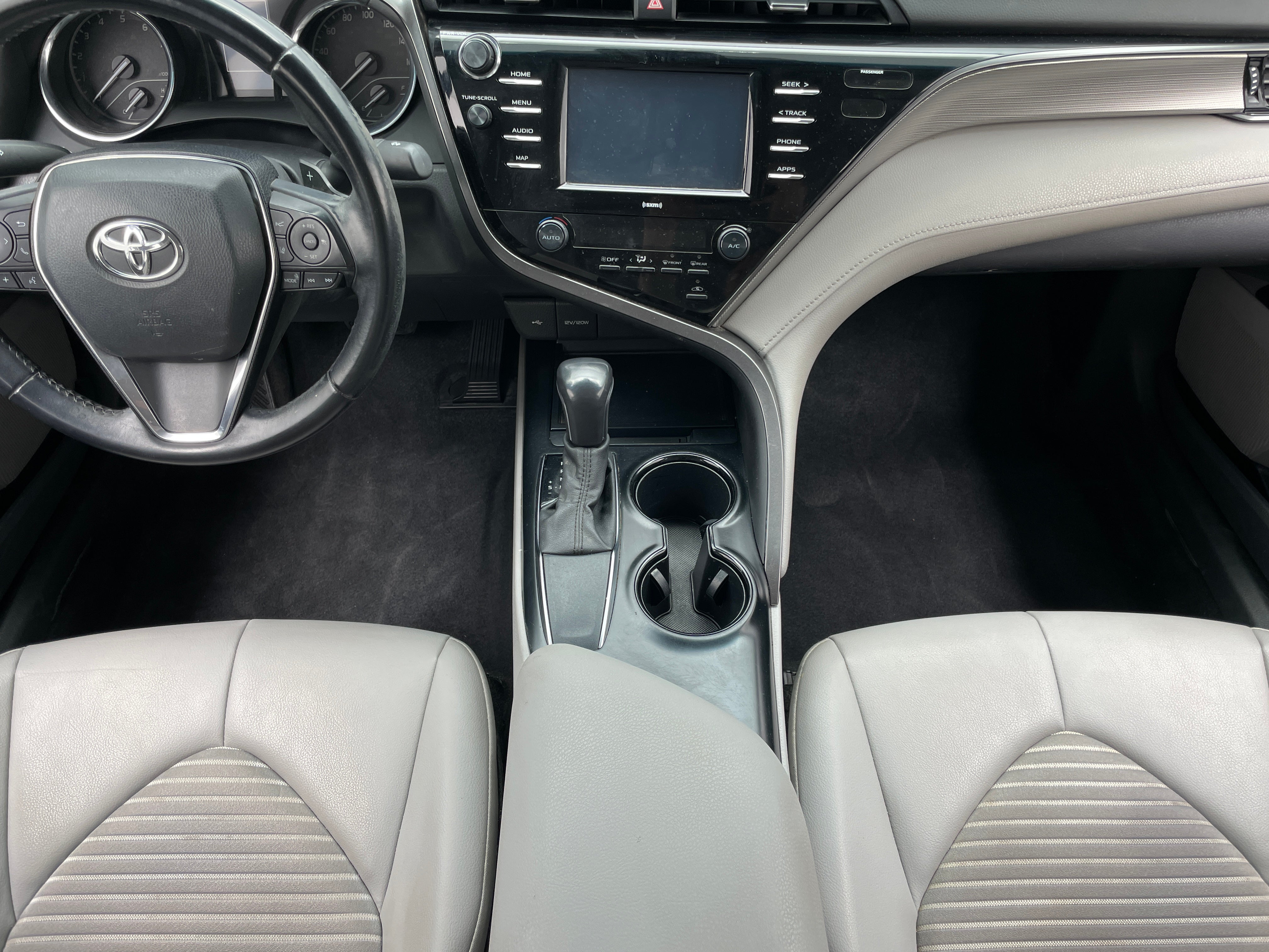 2020 Toyota Camry SE - Photo 2