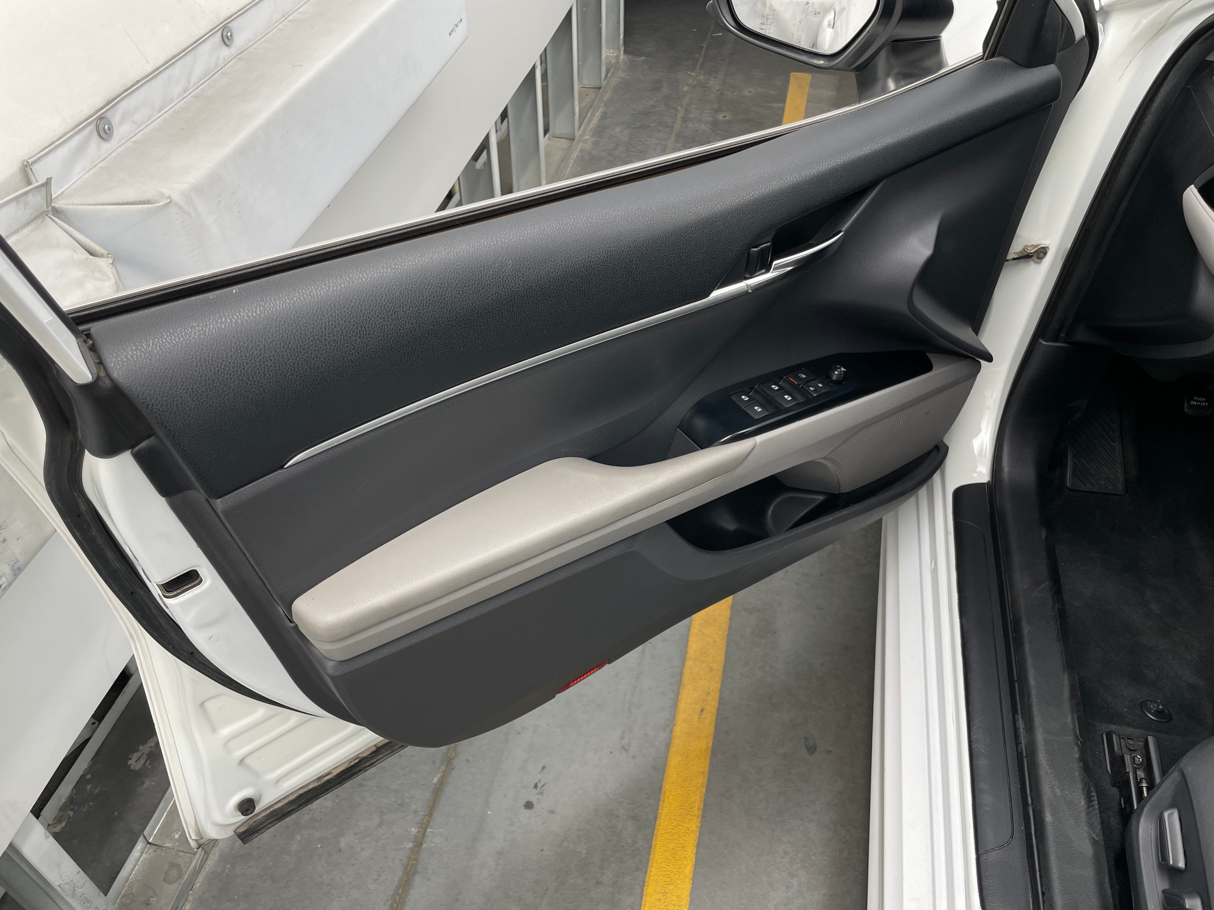 2020 Toyota Camry SE - Photo 6