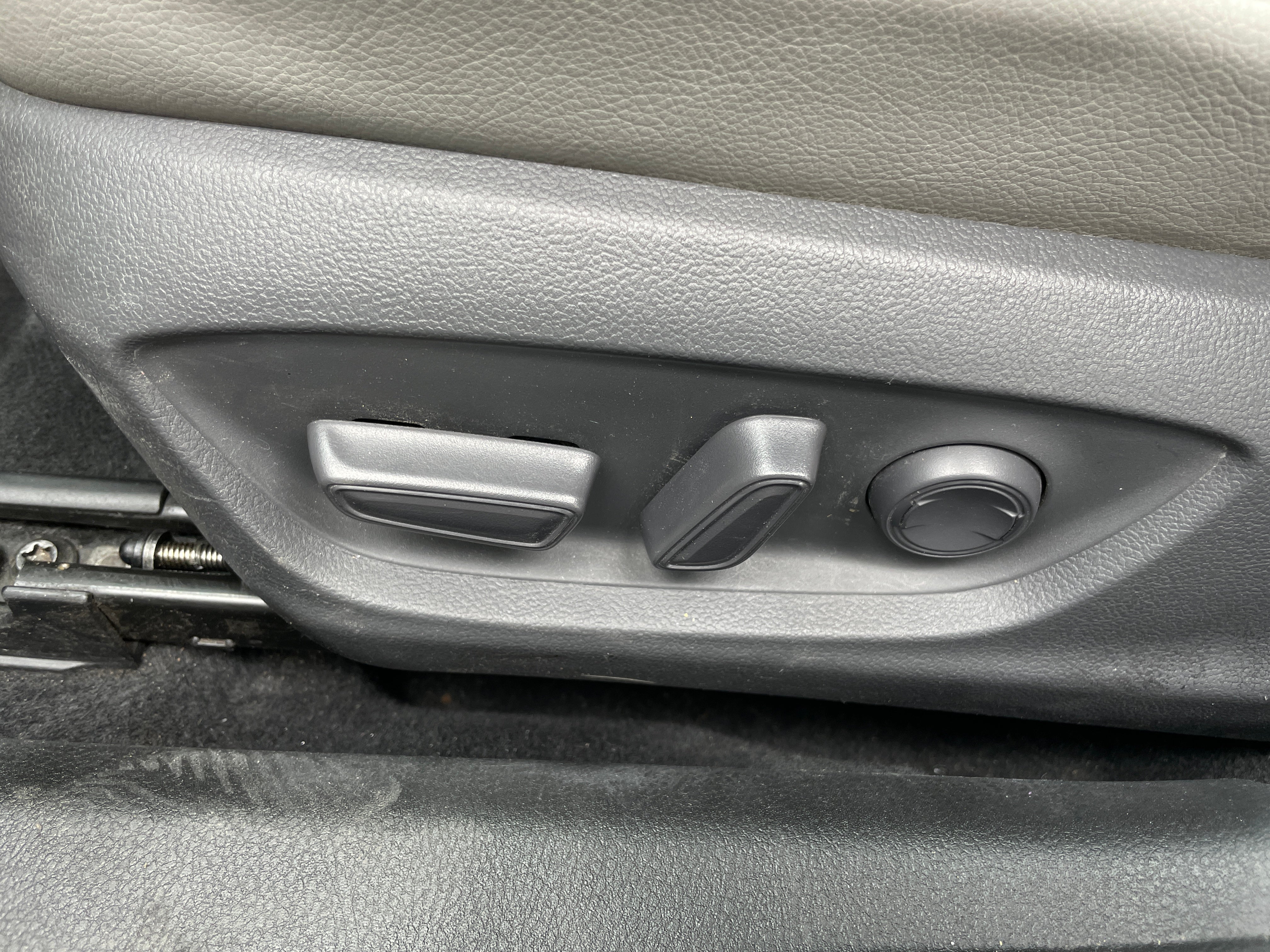2020 Toyota Camry SE - Photo 7