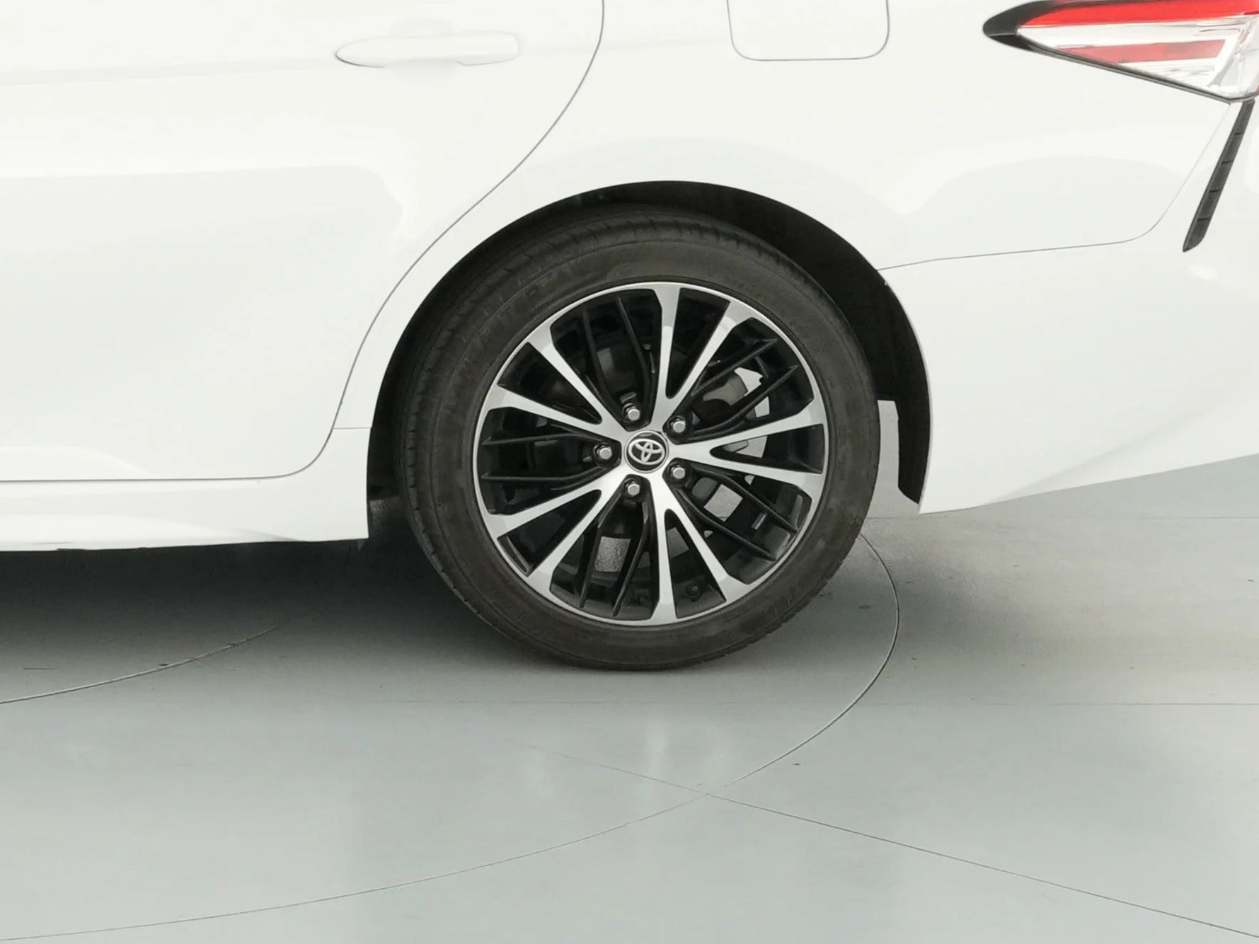 2020 Toyota Camry SE - Photo 15