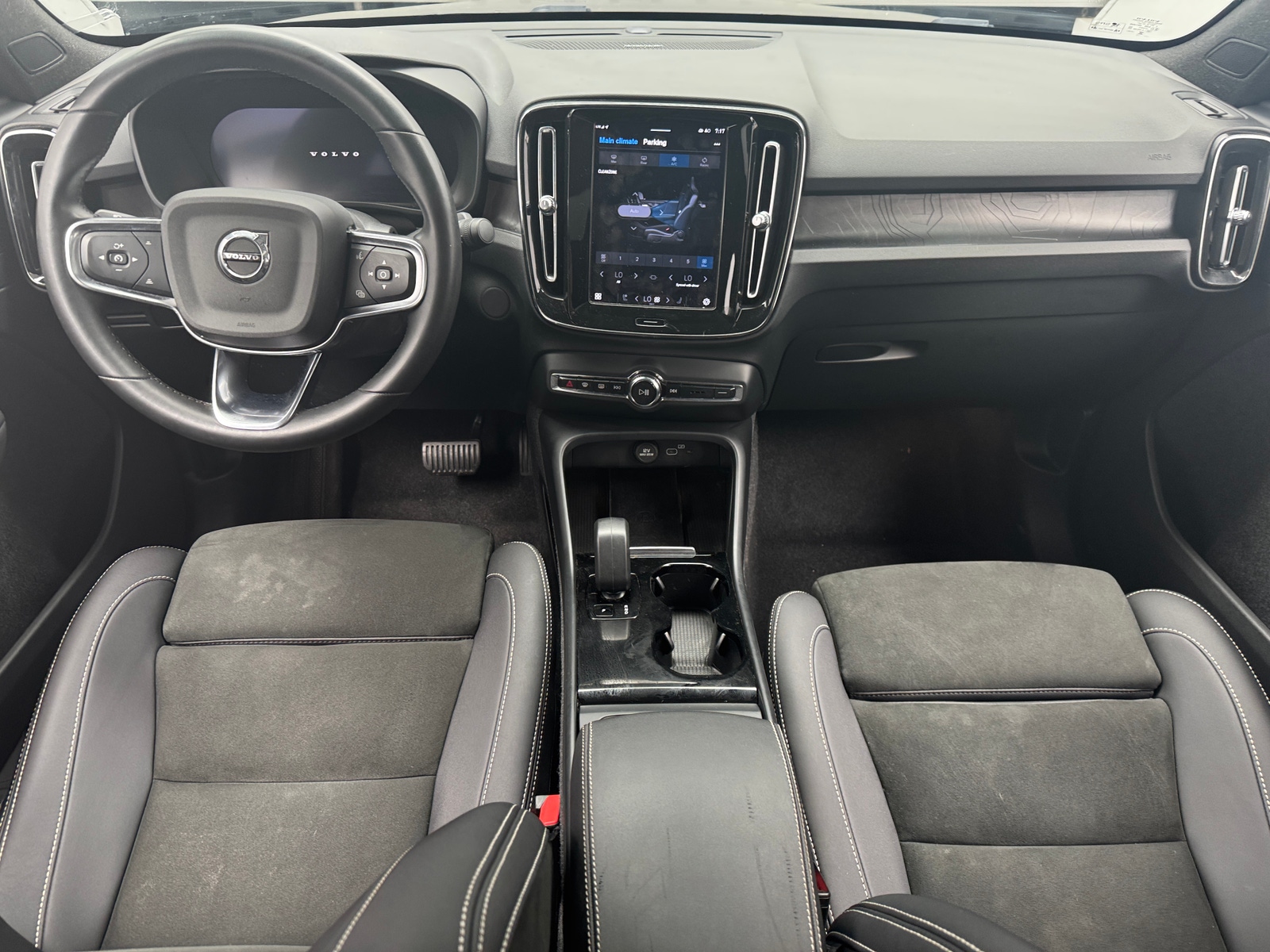 Thumbnail: 2023 Volvo C40 - 3