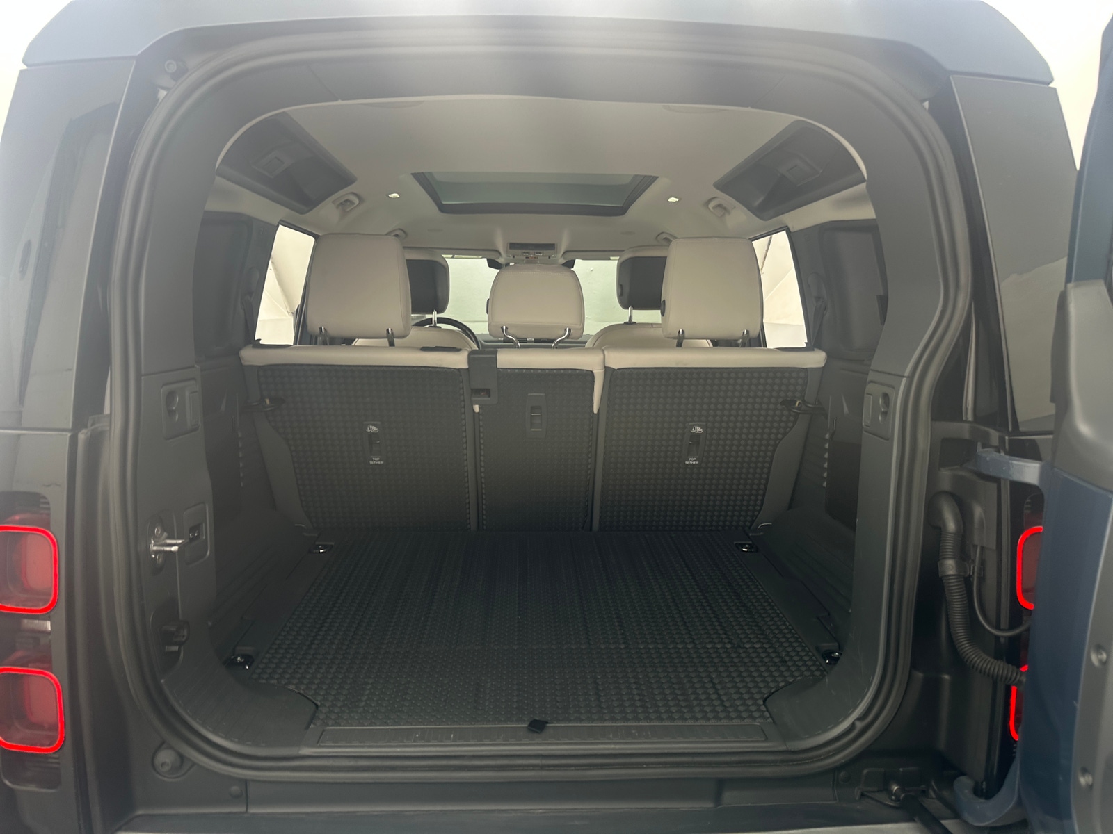 Thumbnail: 2023 Land Rover Defender - 6