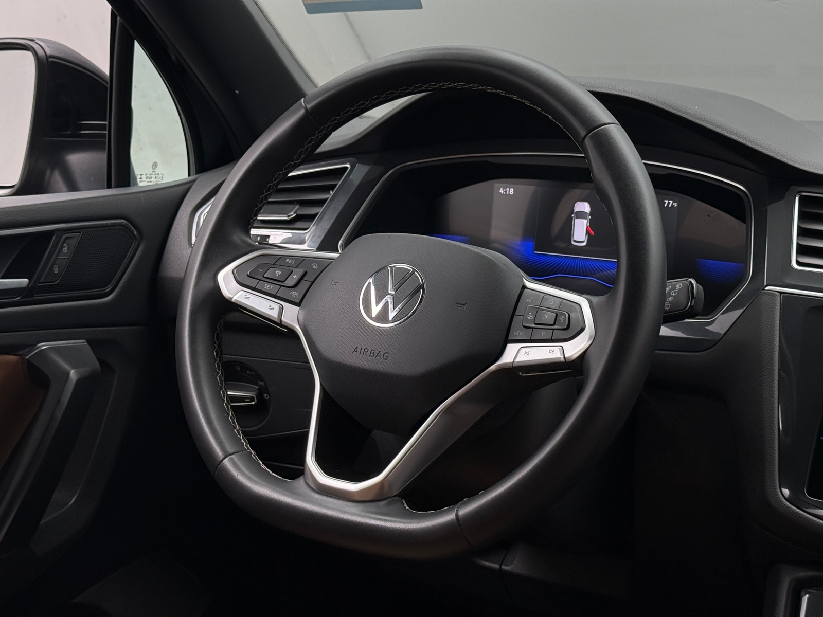 Thumbnail: 2023 Volkswagen Tiguan - 4