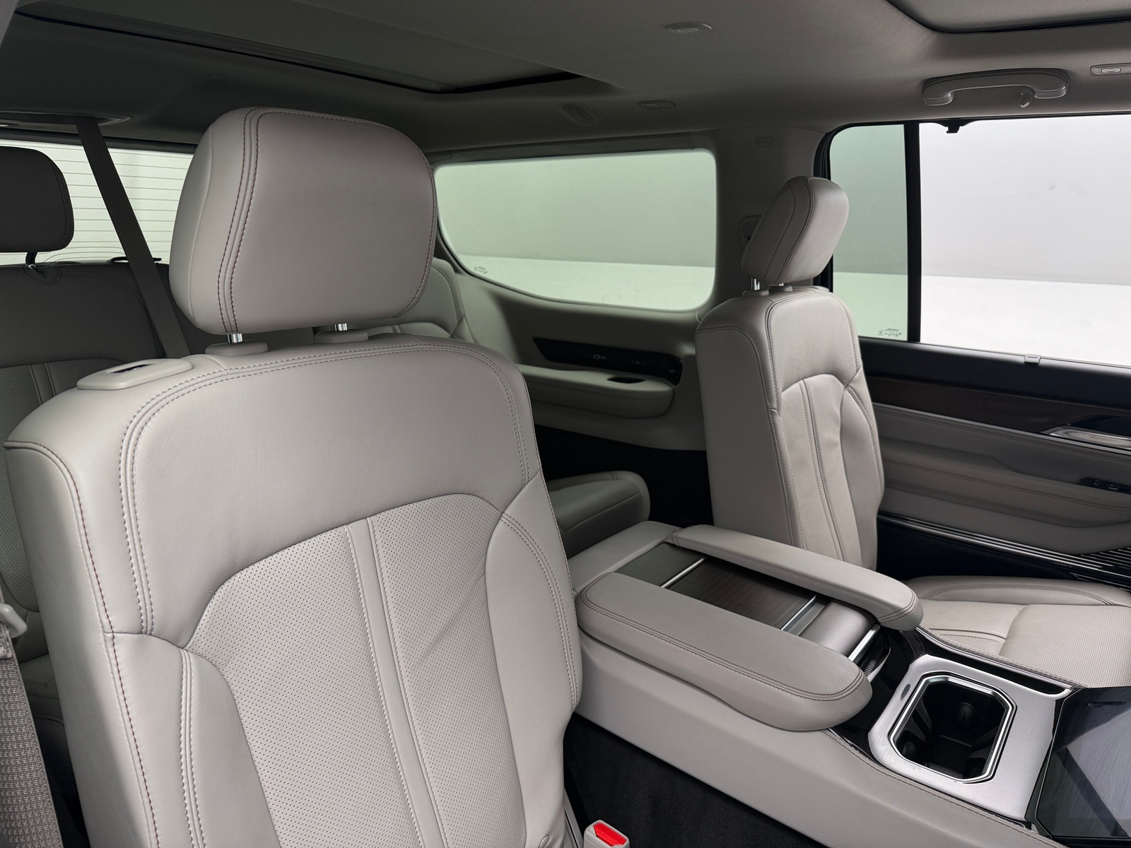 Thumbnail: 2022 Jeep Grand Wagoneer - 5